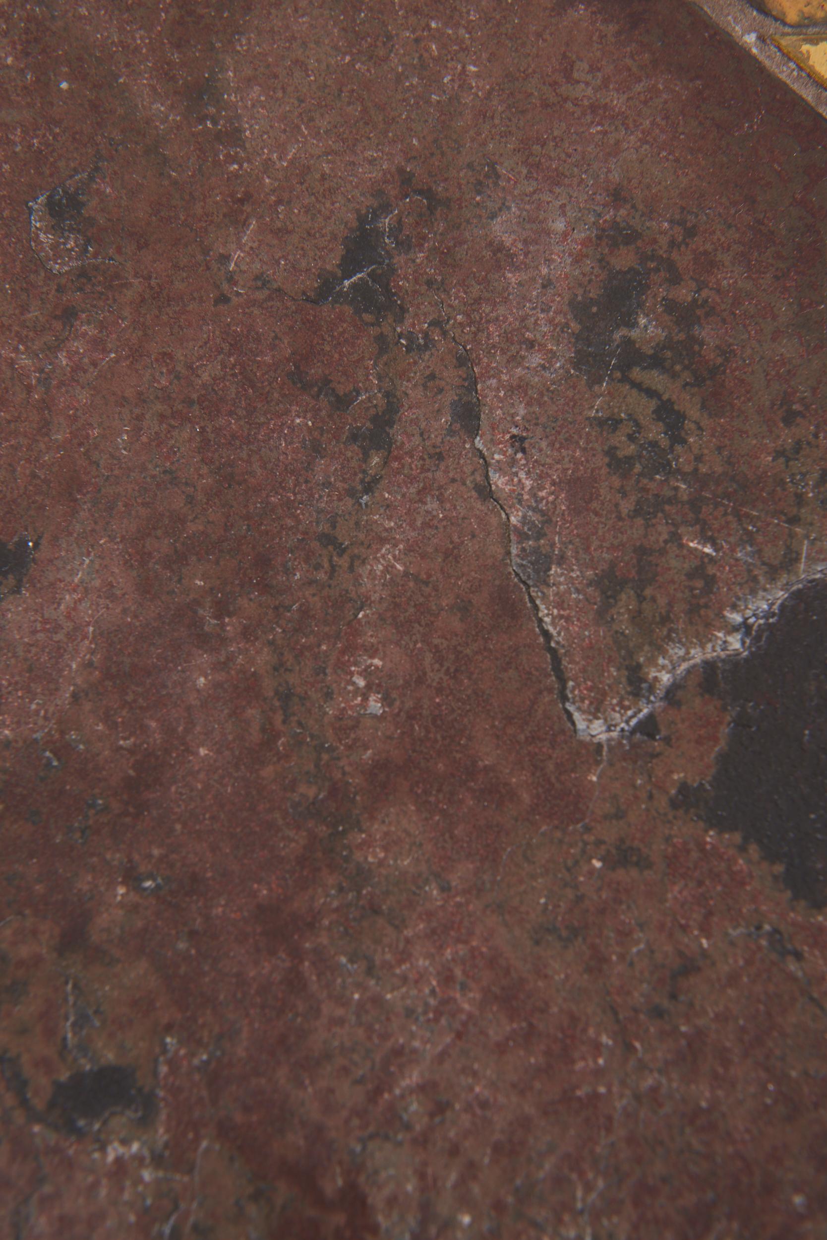 Pierre Table basse brutaliste en pierre de lave en vente
