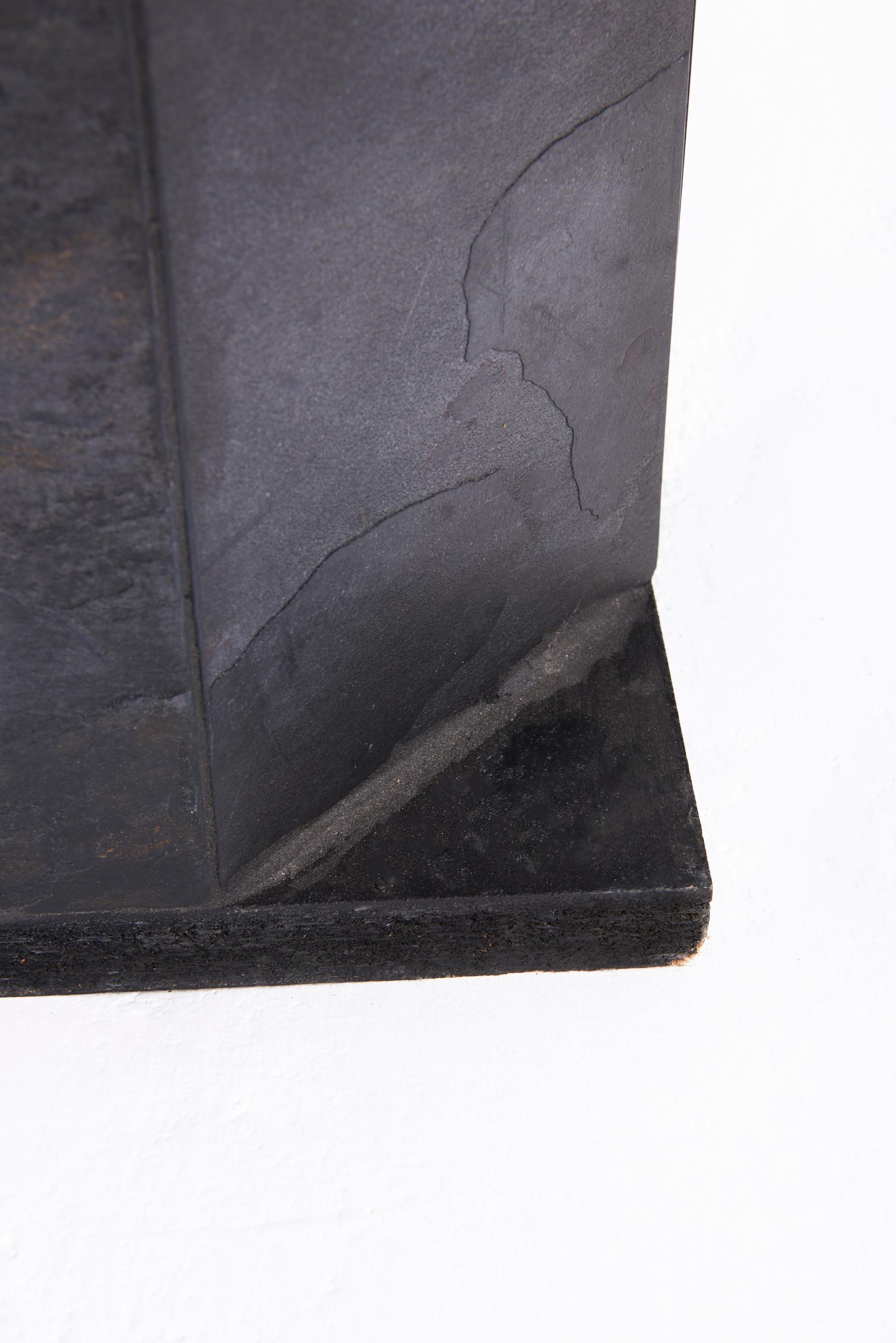Table basse brutaliste en pierre de lave en vente 2