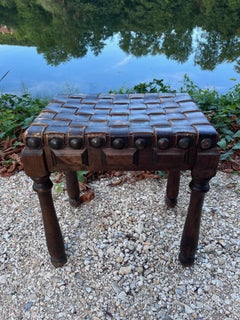 Sgabello brutalista in pelle e quercia intagliata