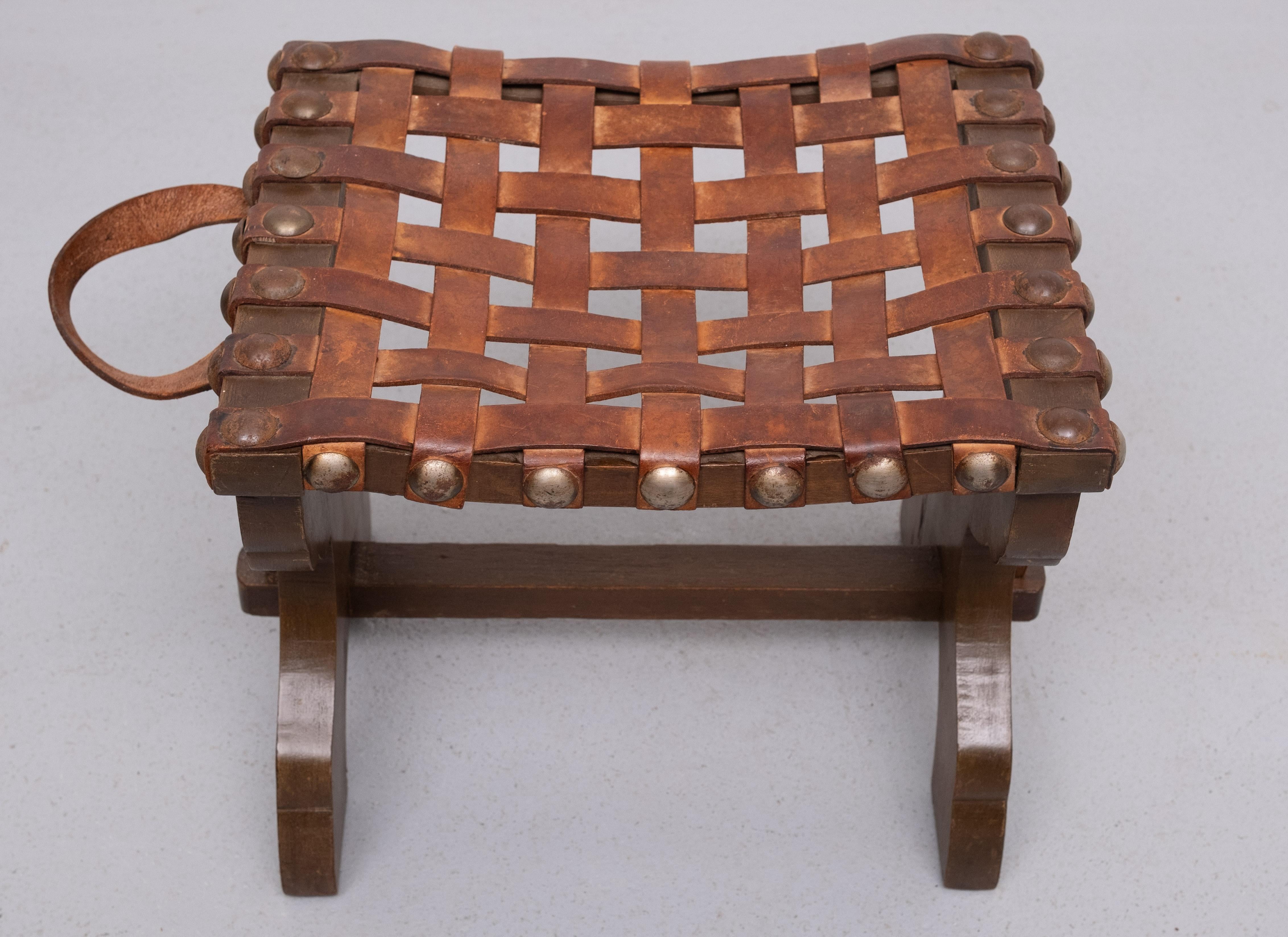 This brutalist stool comes from Spain and refers in style to the neoclassical period of the late 19th century. The construction of the base is similar to that of a chair known in Spanish as a 