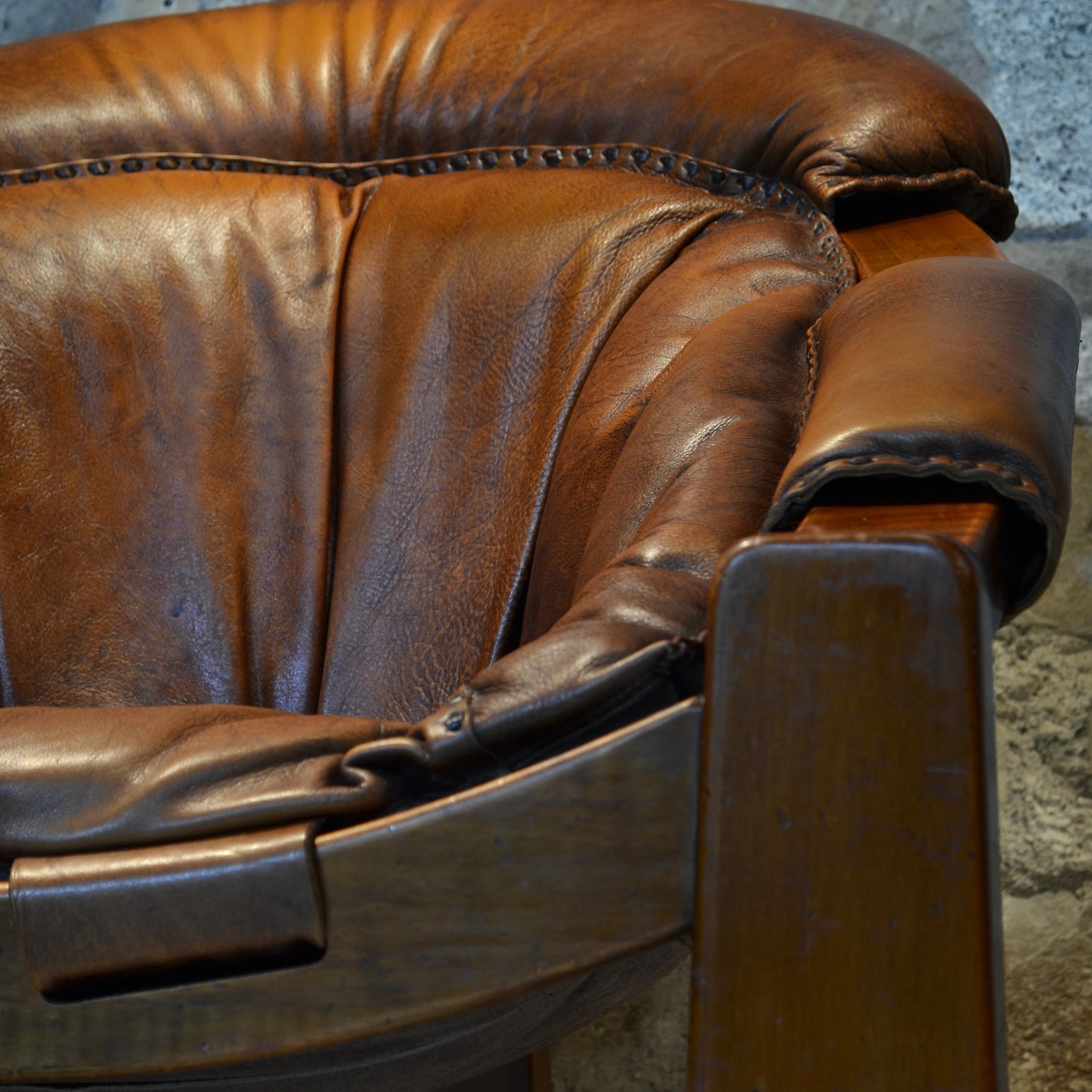Brutalist leather tripod armchair, Italy, 1970's For Sale 3