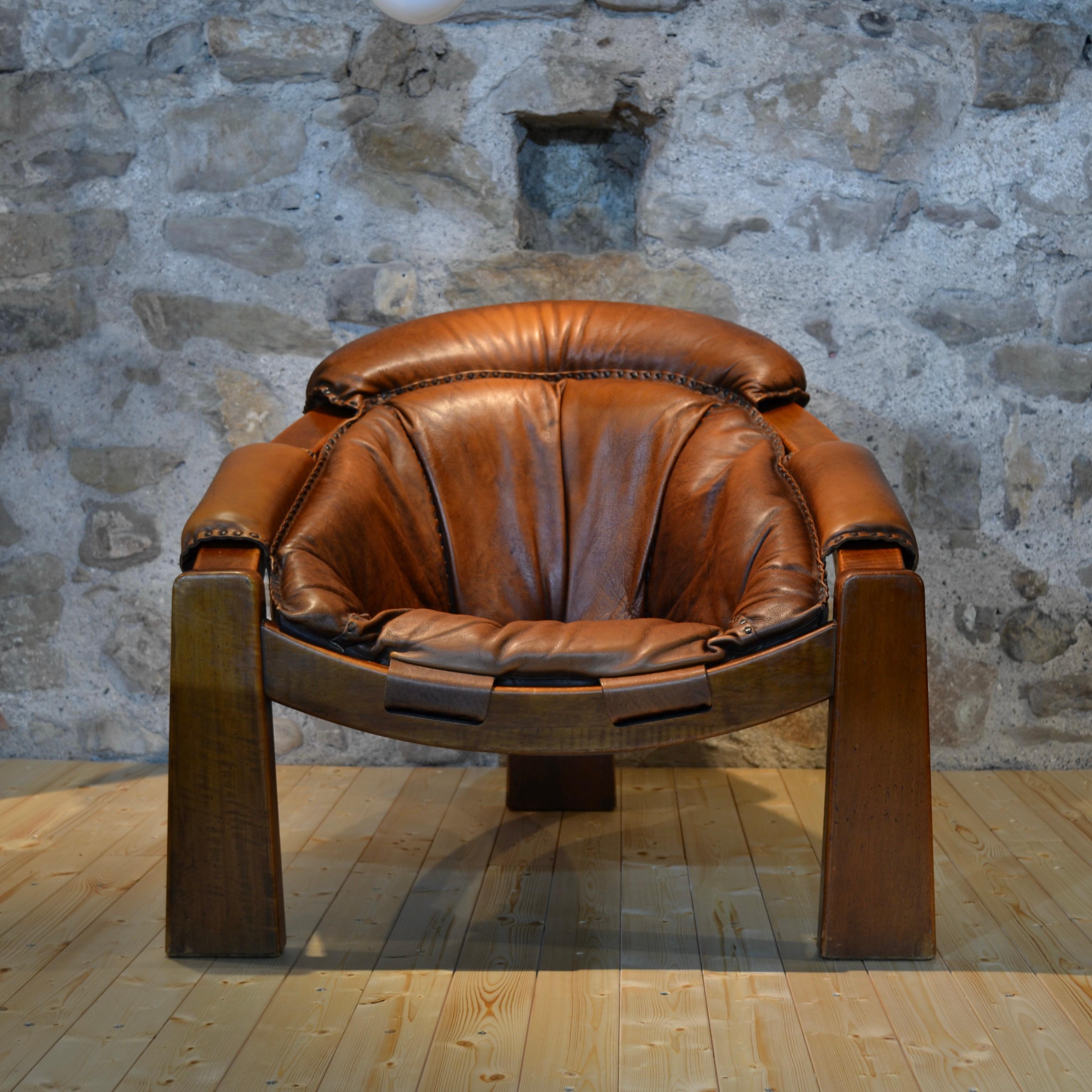 Brutalist leather tripod armchair, Italy, 1970's For Sale 5