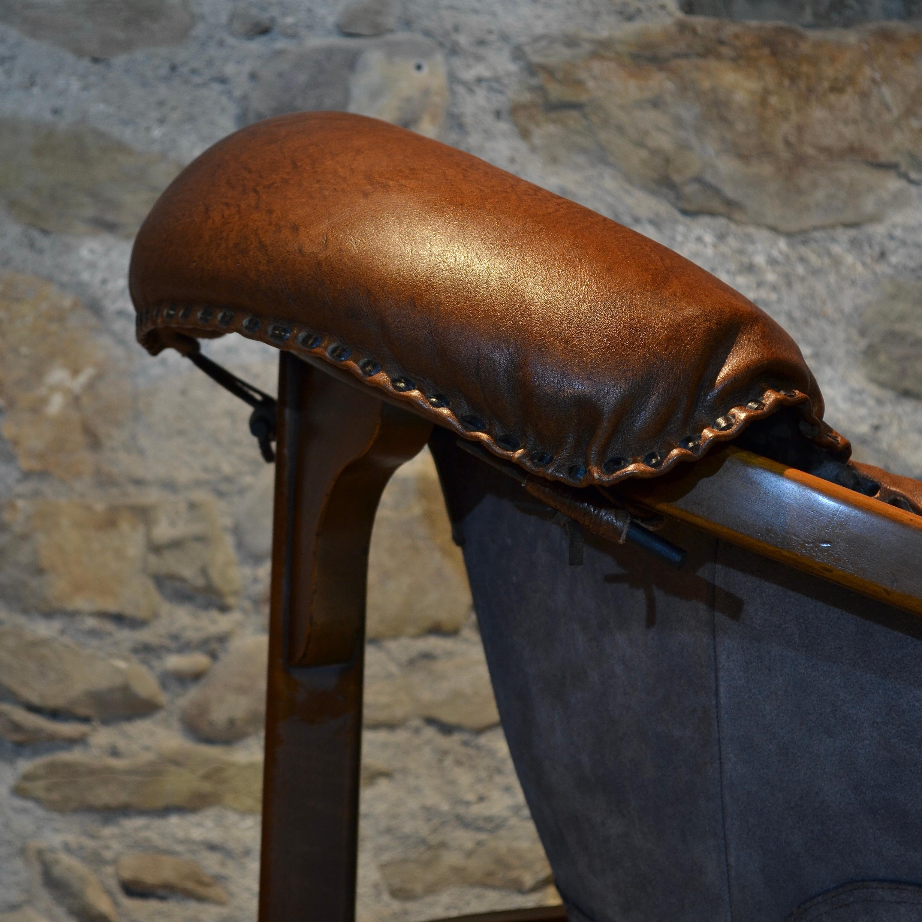 Brutalist leather tripod armchair, Italy, 1970's For Sale 6