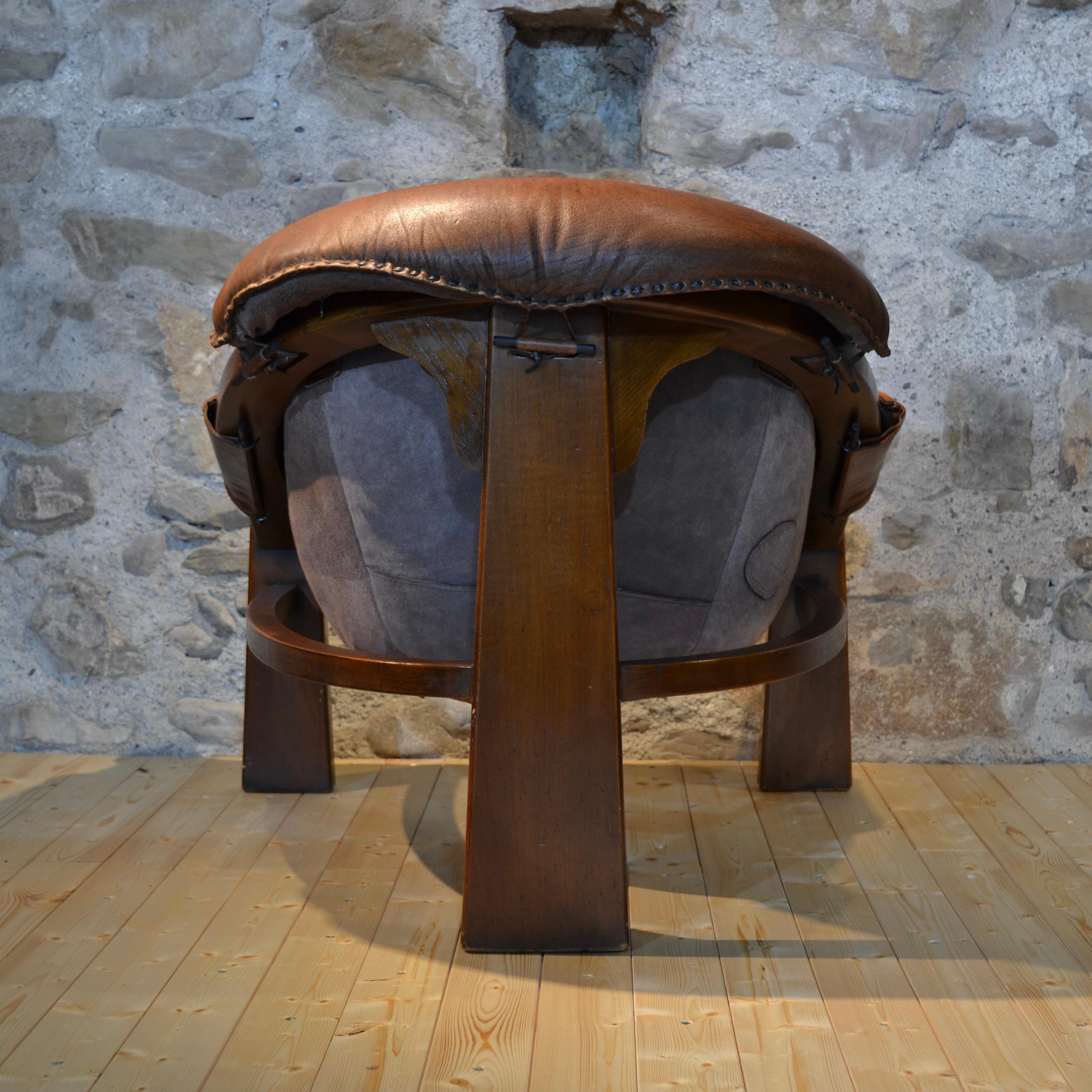 Brutalist leather tripod armchair, Italy, 1970's For Sale 7