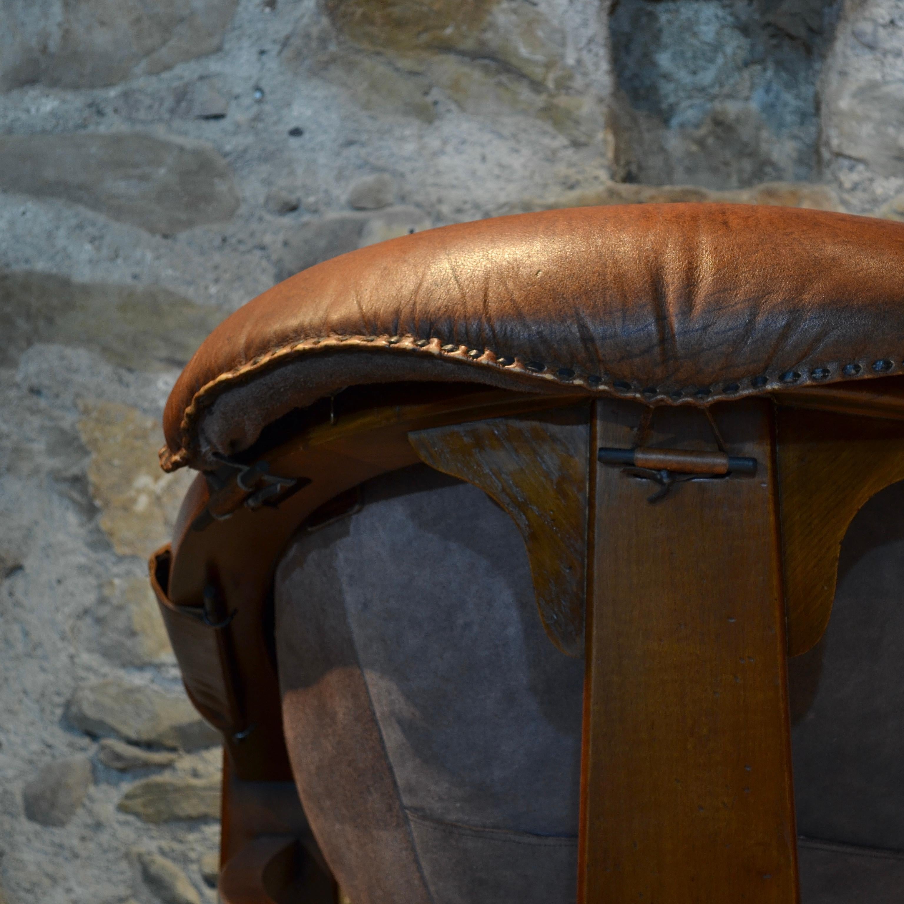Brutalist leather tripod armchair, Italy, 1970's For Sale 8