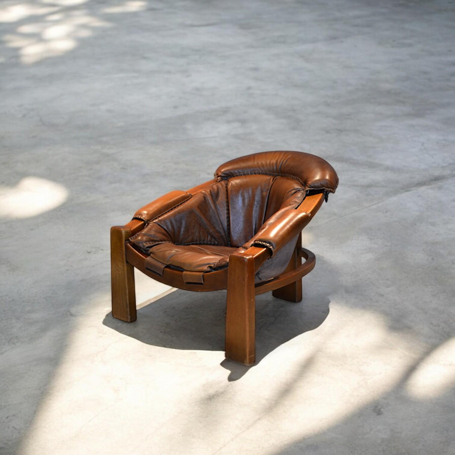 A sculpture piece of furniture in the living room!

This splendid brutalist tripod shows a multitude of details that are as unexpected as they are delicate.

A generously proportioned and compact structure housing leather that suits it