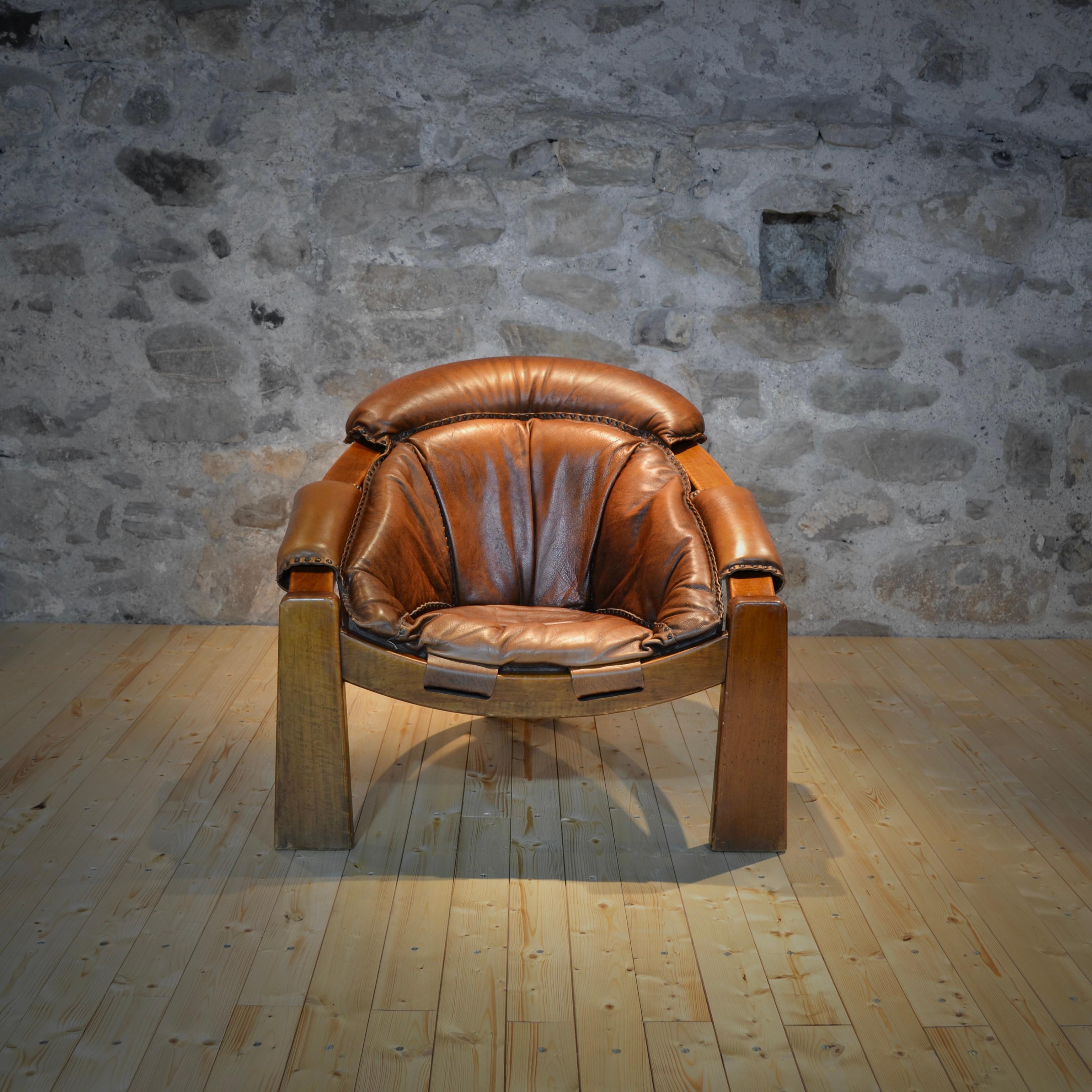 Brutalist leather tripod armchair, Italy, 1970's In Good Condition For Sale In La Tour-de-Peilz, CH