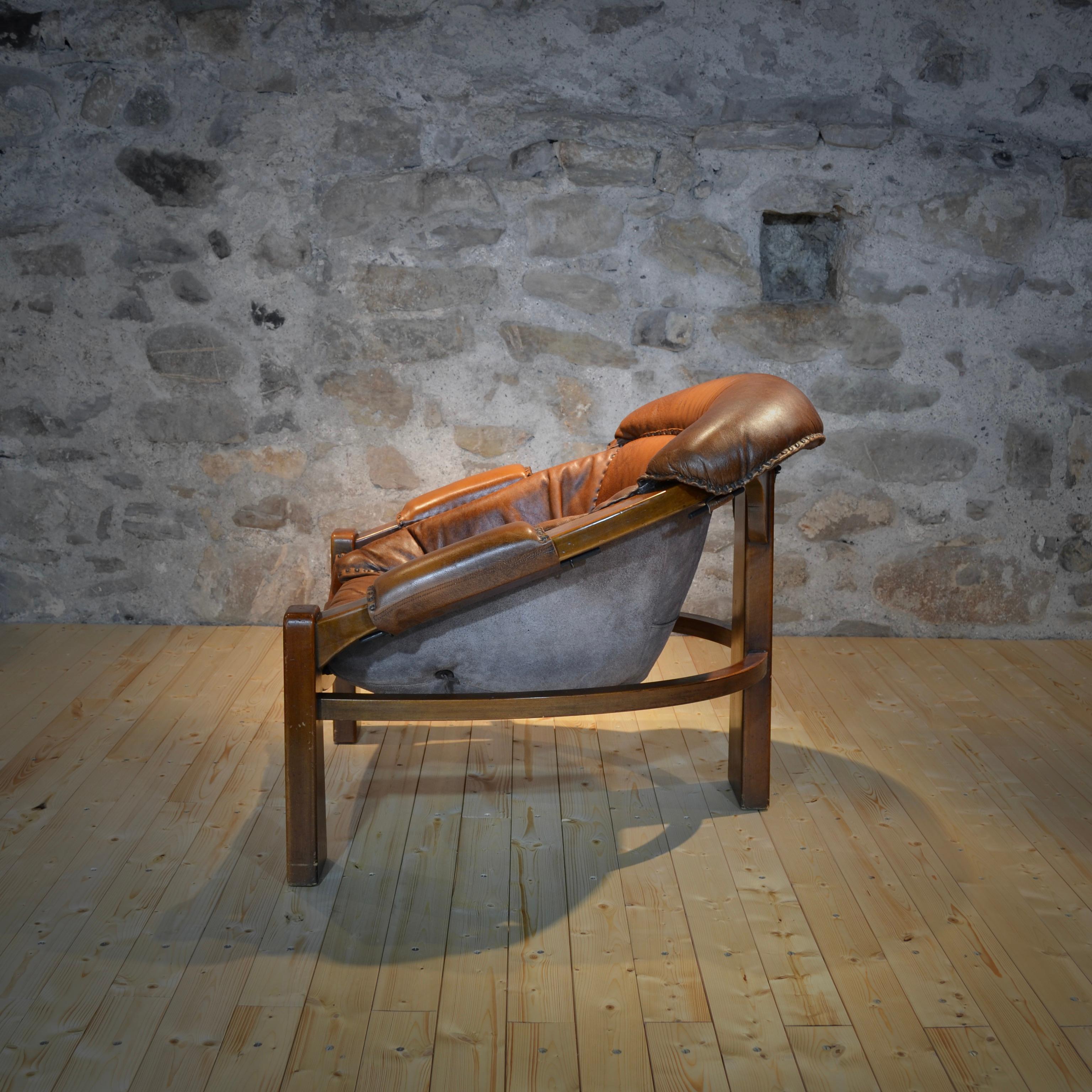 Late 20th Century Brutalist leather tripod armchair, Italy, 1970's For Sale