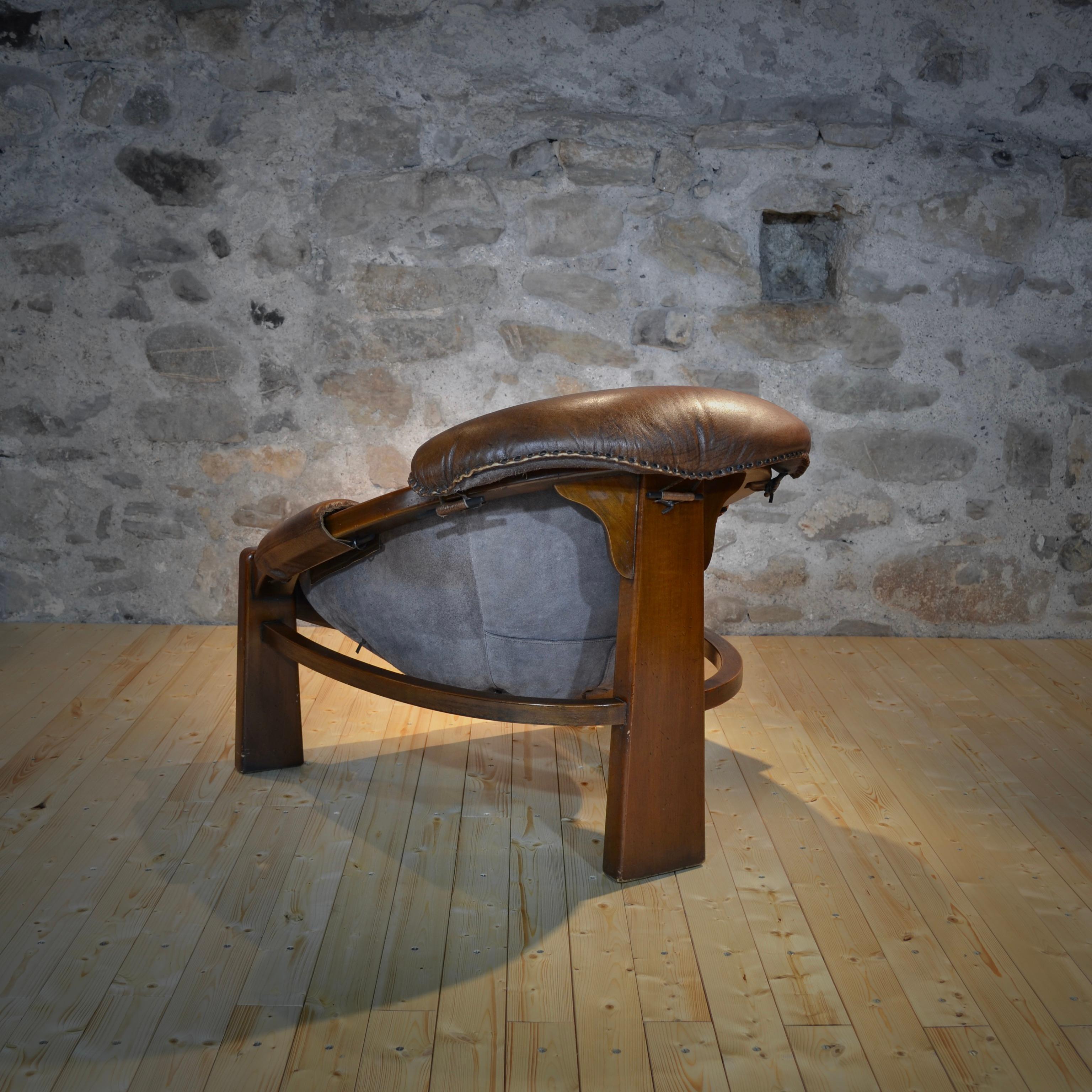 Leather Brutalist leather tripod armchair, Italy, 1970's For Sale