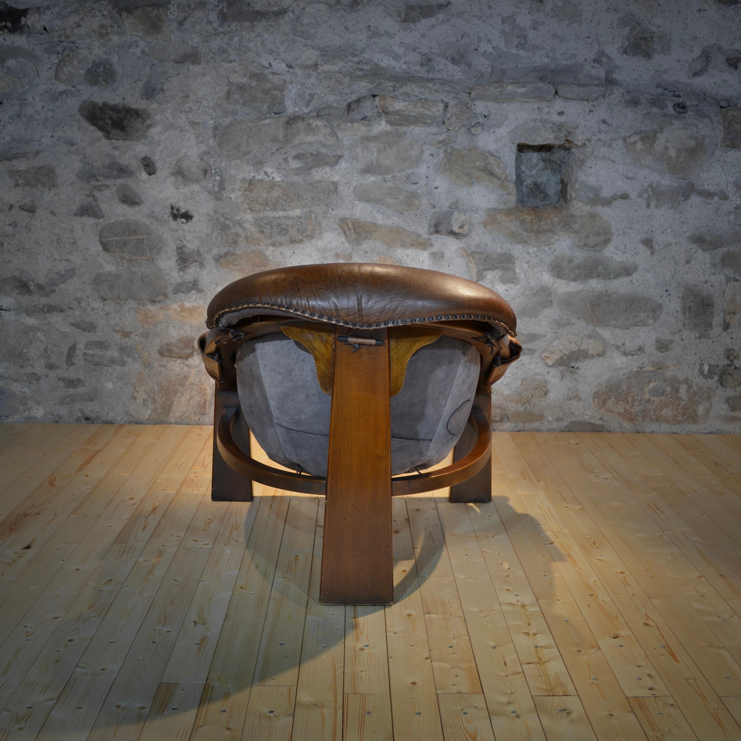Brutalist leather tripod armchair, Italy, 1970's For Sale 1