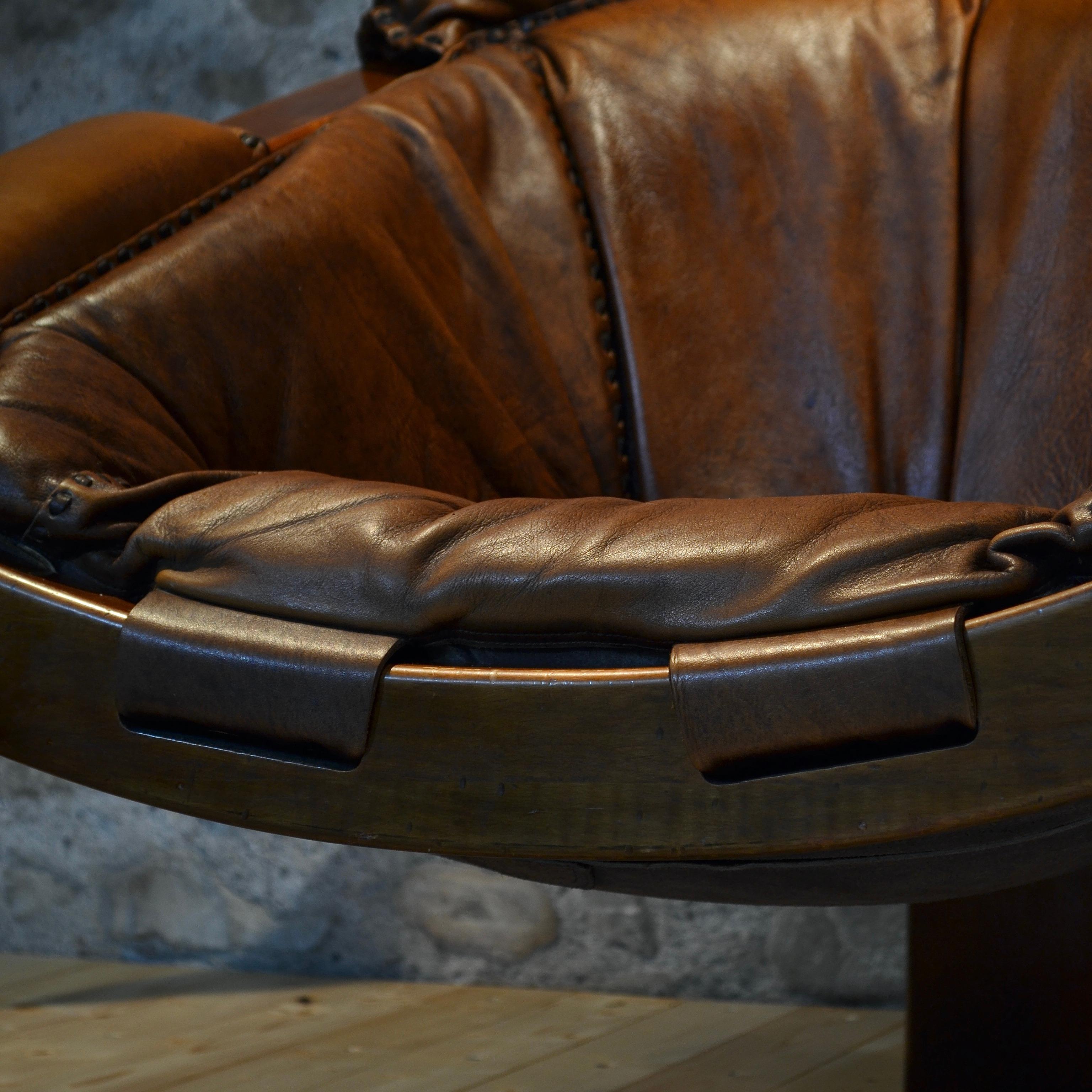 Brutalist leather tripod armchair, Italy, 1970's For Sale 2