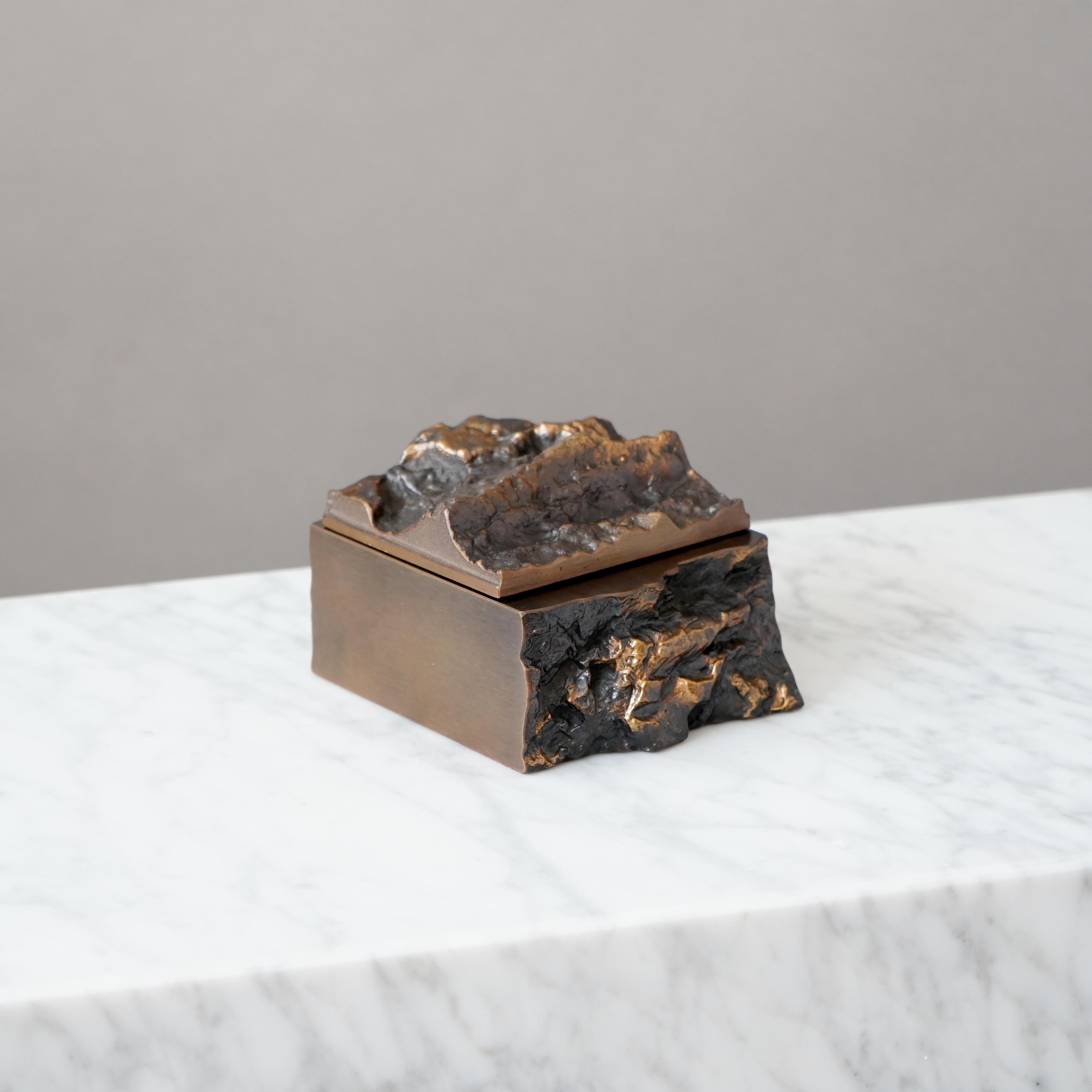 Brutalist Lidded Bronze Box by Kaj Blomqvist, Finland, 1960s in vendita 2