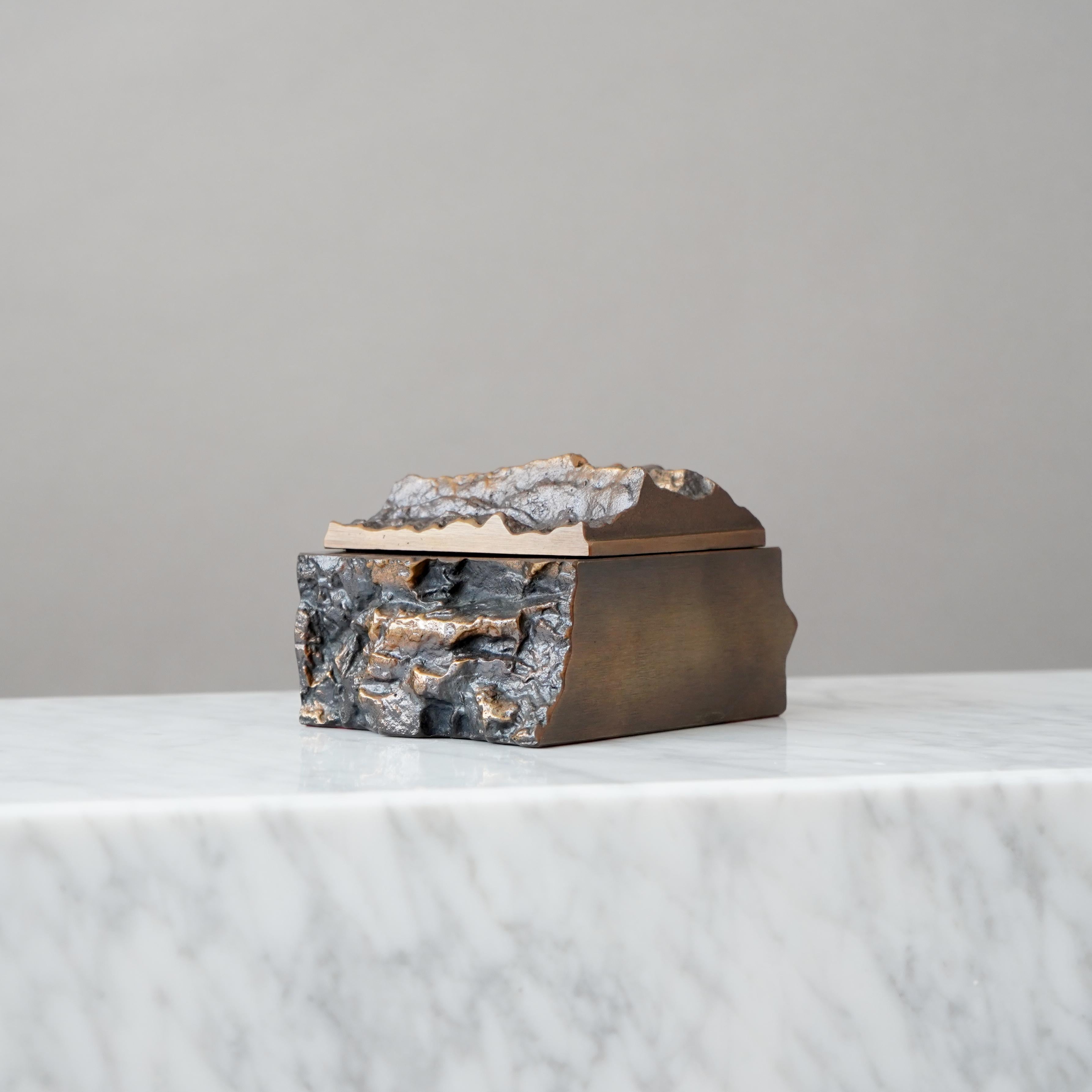 Scandinavo moderno Brutalist Lidded Bronze Box by Kaj Blomqvist, Finland, 1960s in vendita