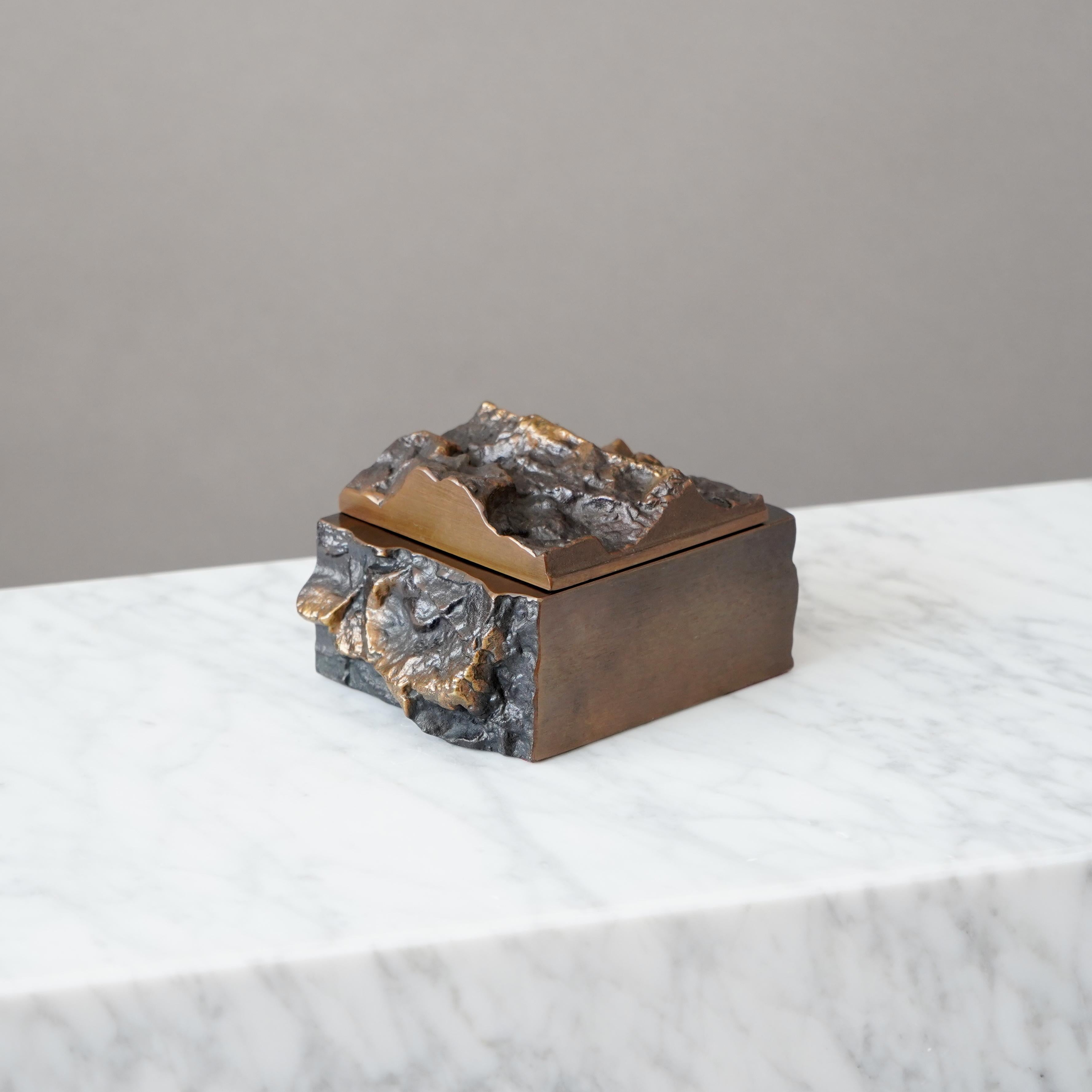 Finlandese Brutalist Lidded Bronze Box by Kaj Blomqvist, Finland, 1960s in vendita