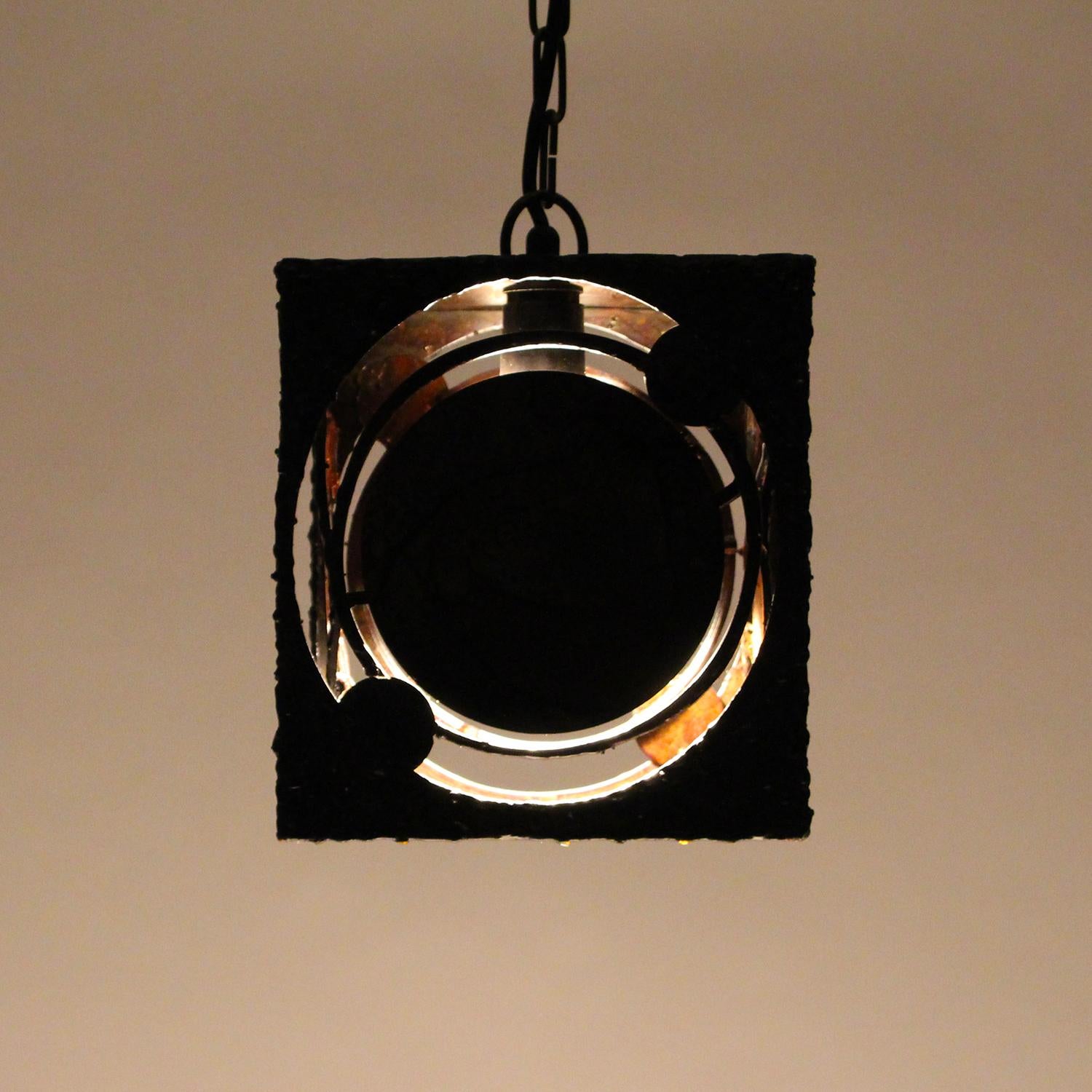 Brutalist Light by Henrik Horst Denmark 1970s - impressive Danish metal hanging lamp in very good vintage condition.

This intriguing square hanging lamp is made up of metal, welded and burned to create a wide spectre of dark brown and metallic