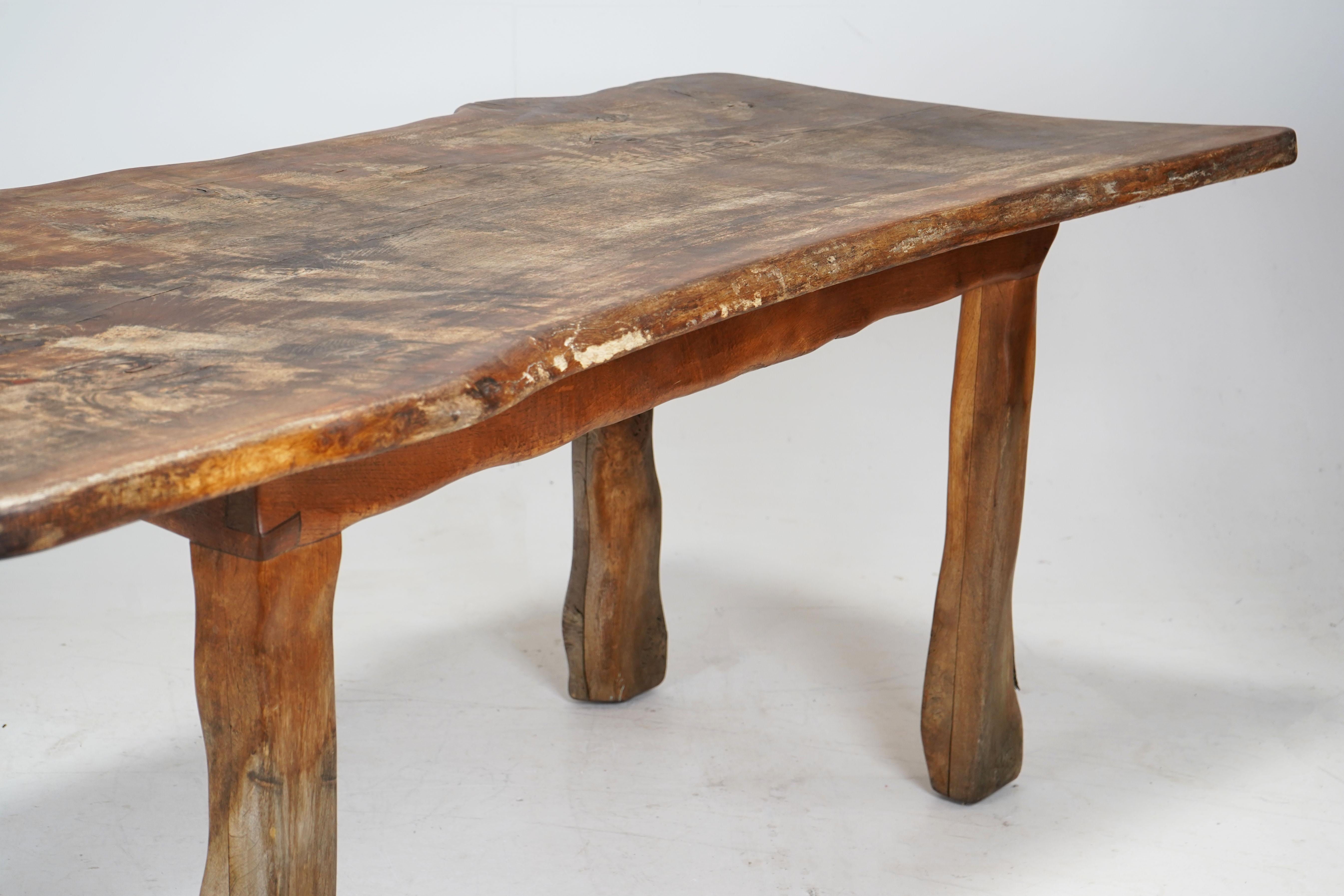 Mesa de Comedor Brutalista de Roble con Borde Vivo 4