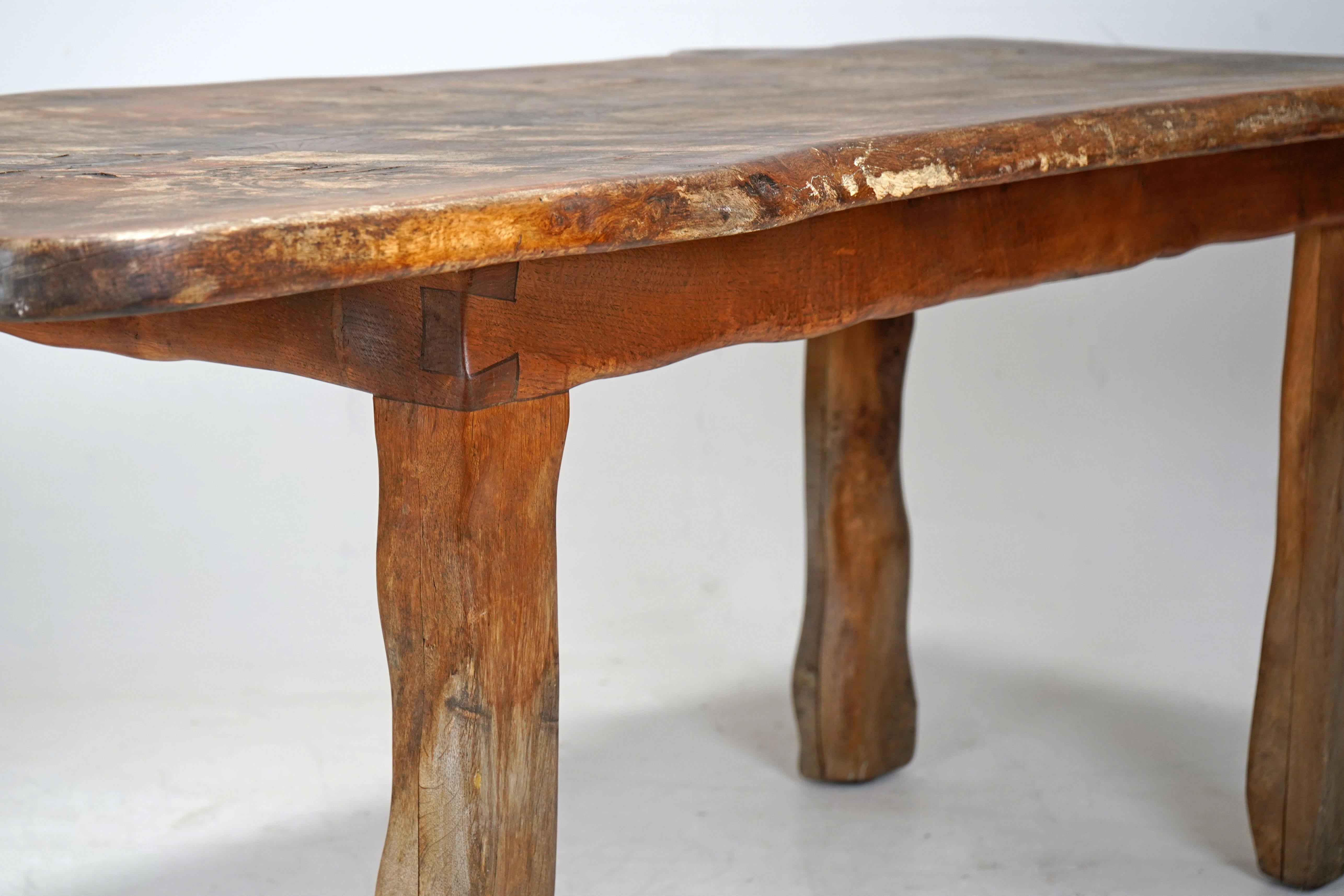 Mesa de Comedor Brutalista de Roble con Borde Vivo 7