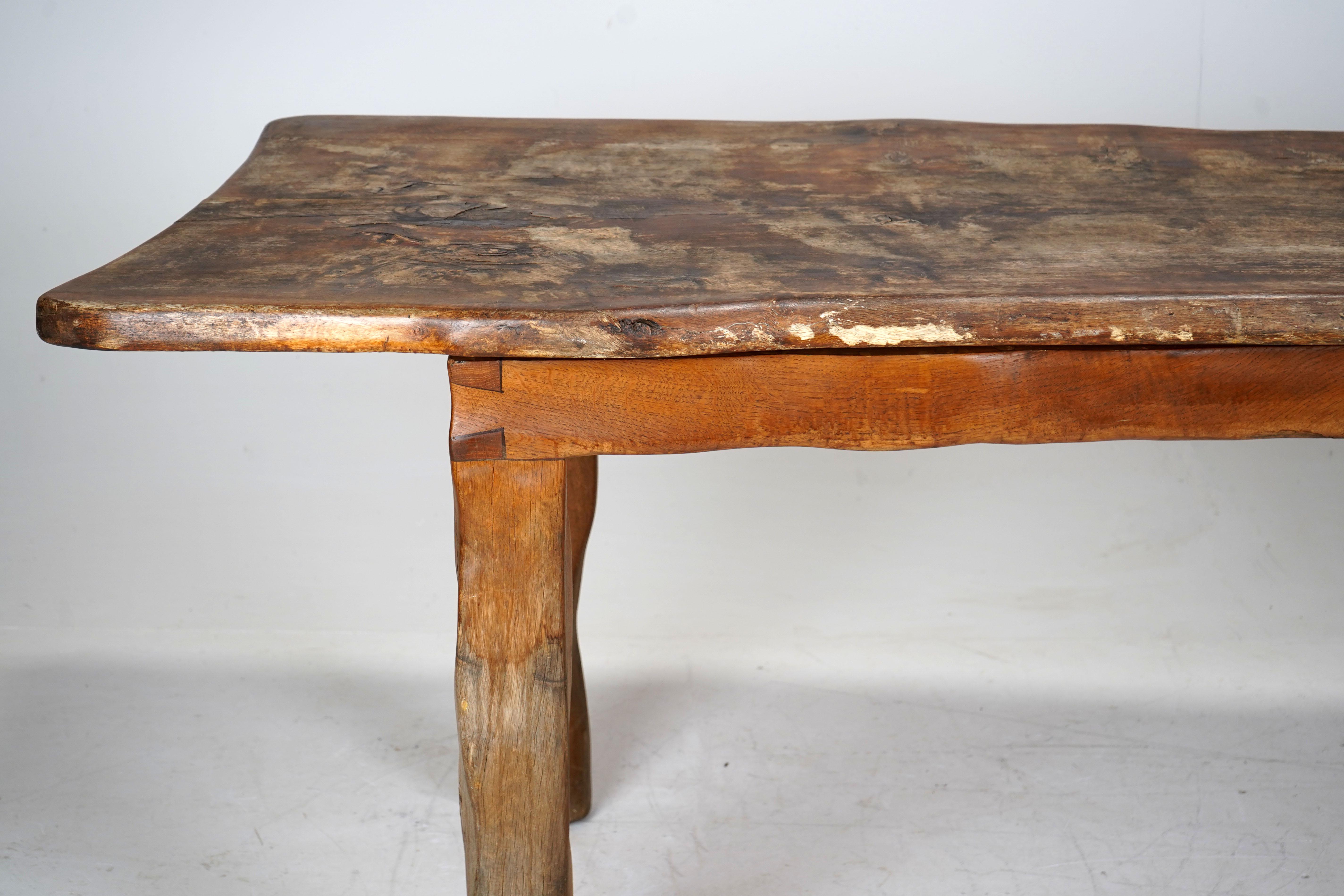Mesa de Comedor Brutalista de Roble con Borde Vivo 8