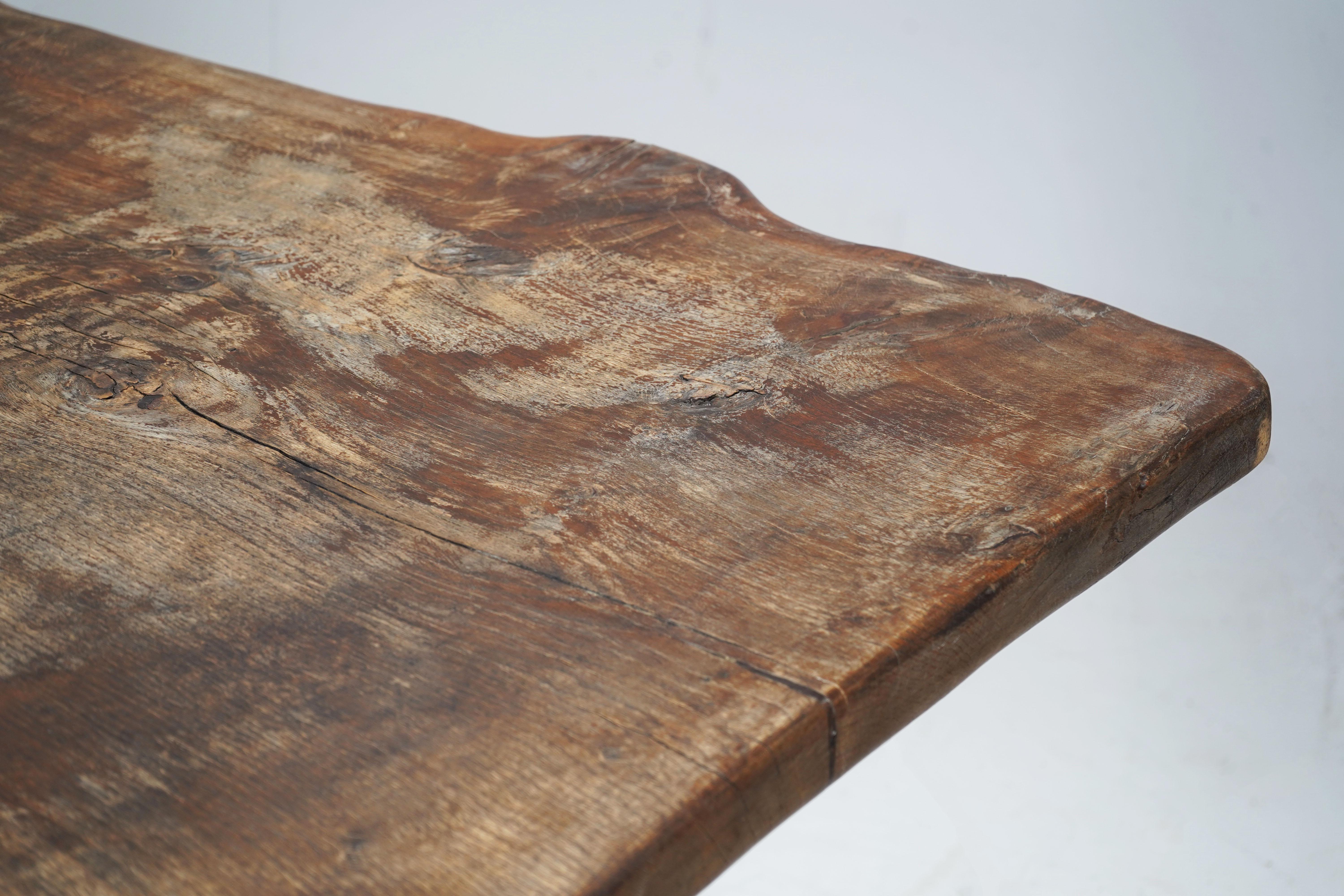 Mesa de Comedor Brutalista de Roble con Borde Vivo siglo XX
