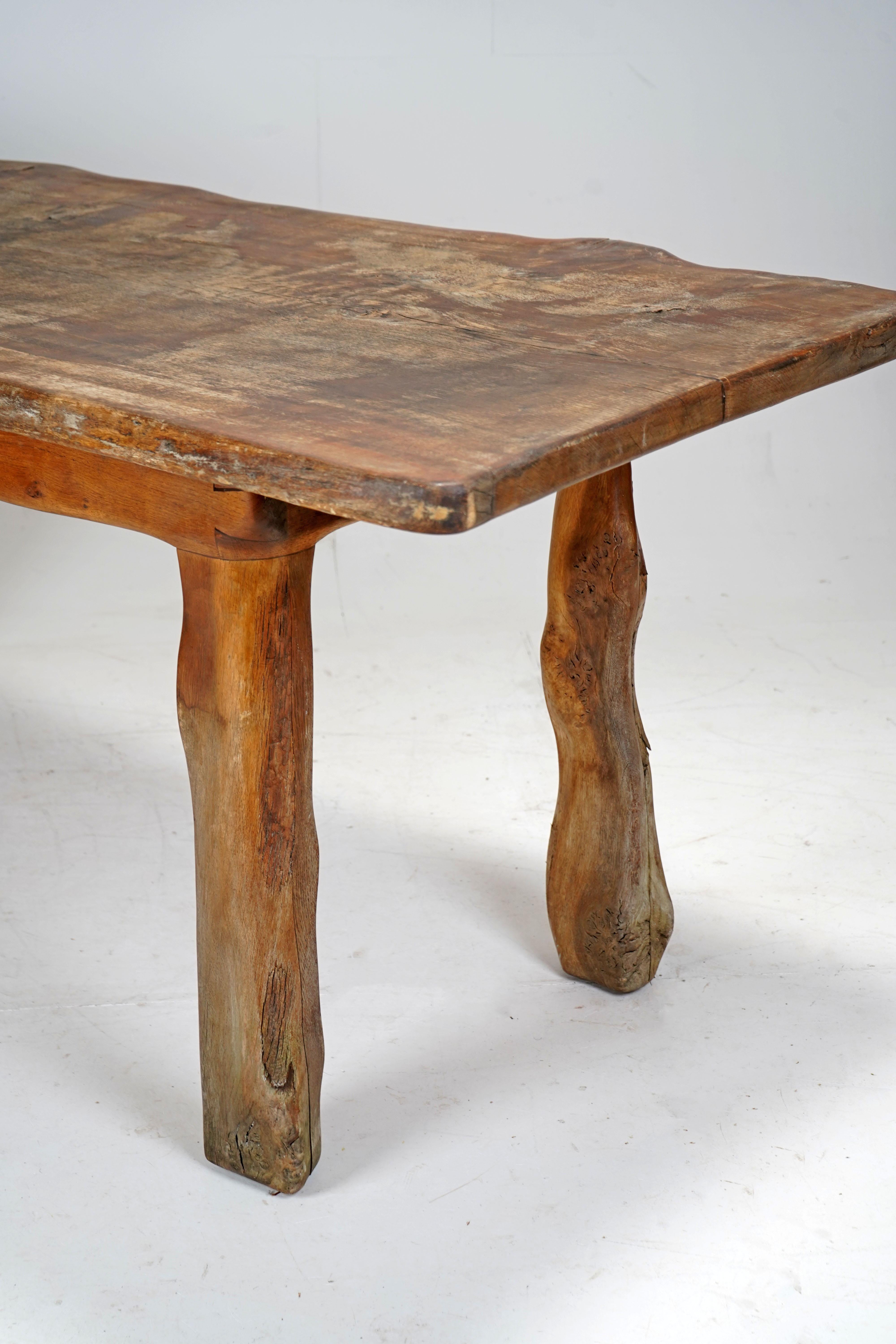 Mesa de Comedor Brutalista de Roble con Borde Vivo 1