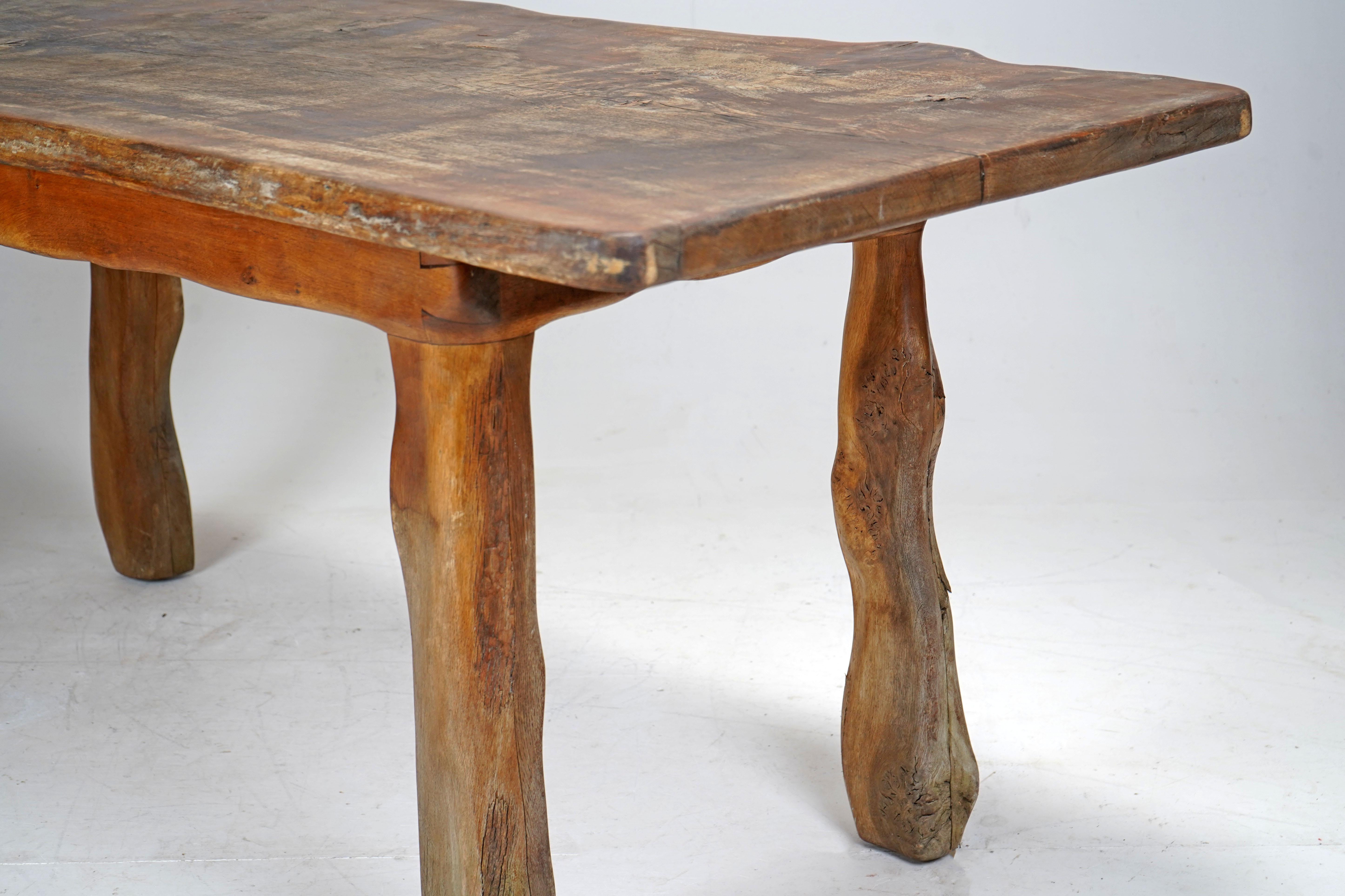 Mesa de Comedor Brutalista de Roble con Borde Vivo 2