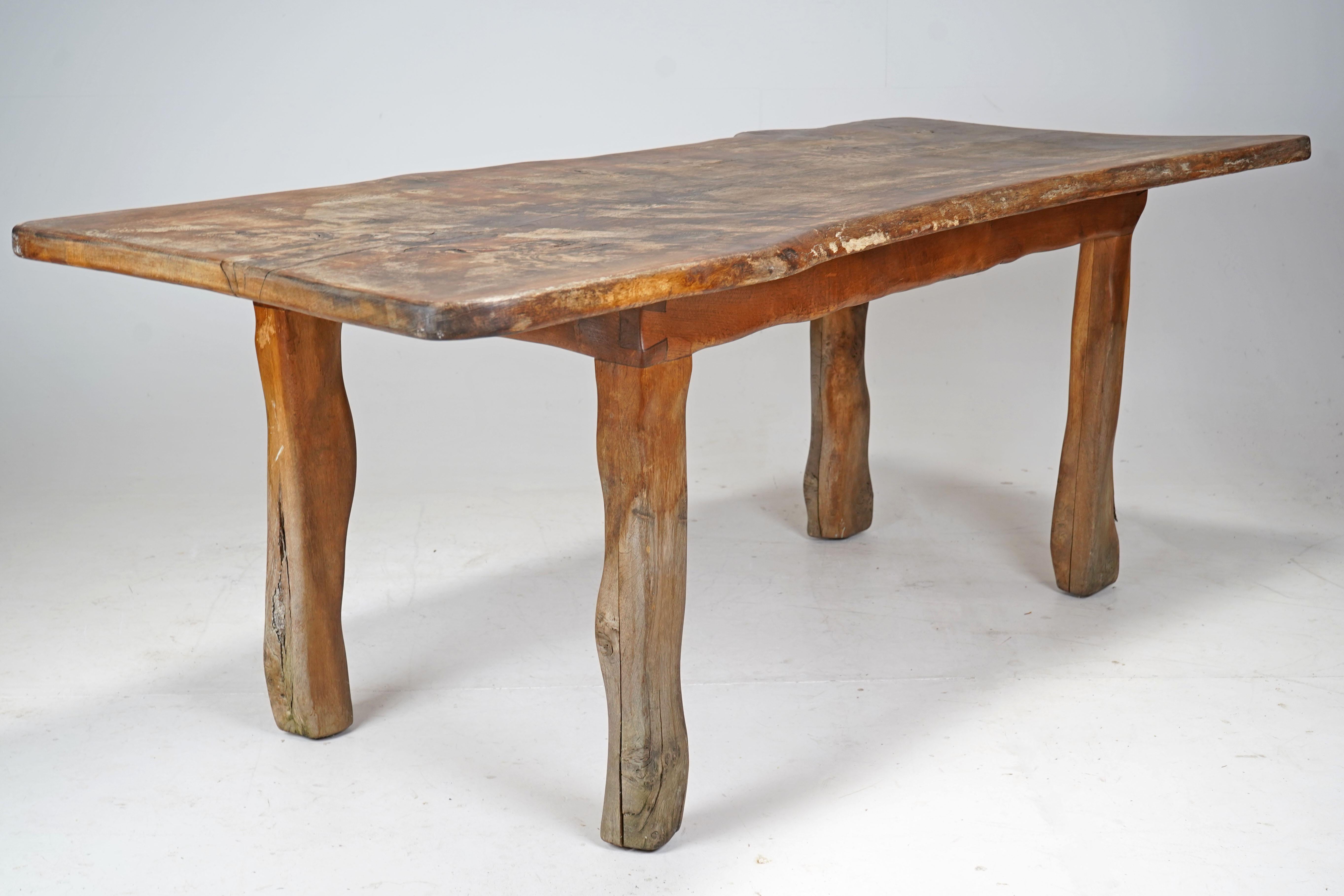 Mesa de Comedor Brutalista de Roble con Borde Vivo 3