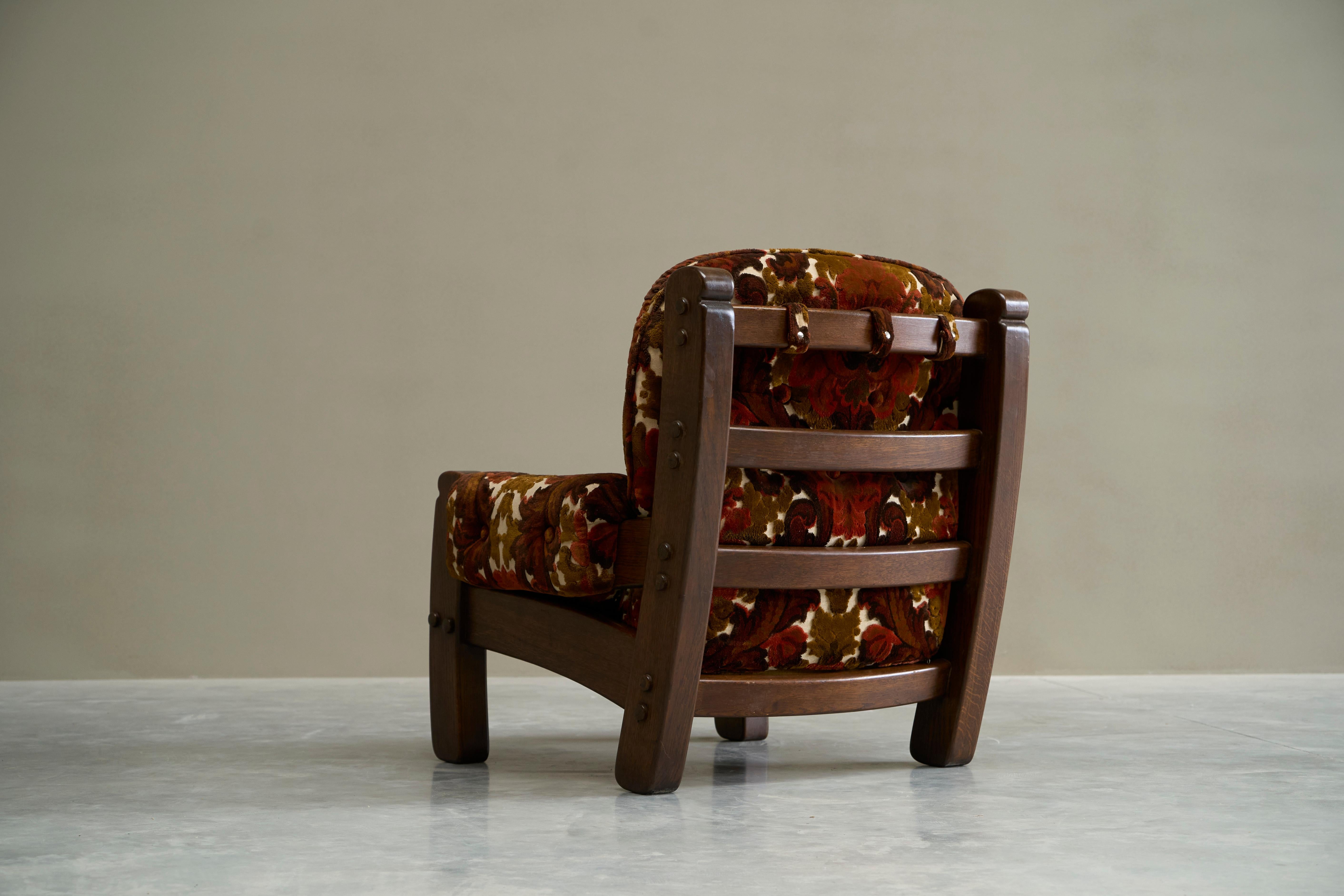 20th Century Brutalist Lounge Chair and Ottoman in Solid Oak and Velvet 1960s For Sale