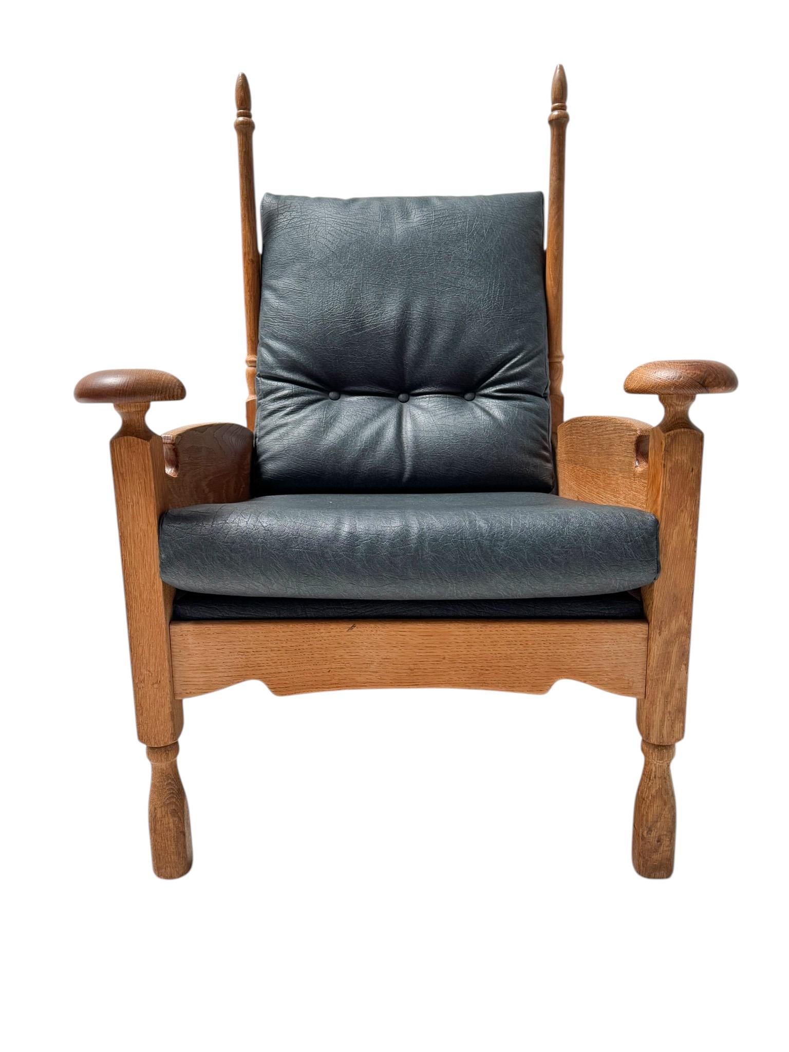 Superbe et élégante chaise de salon brutaliste.
Design/One par Abraham Sprij pour Sprij Furniture Holland.
Un design néerlandais saisissant des années 1960.
Structure en chêne massif avec dossier et assise en similicuir noir d'origine.
Cette