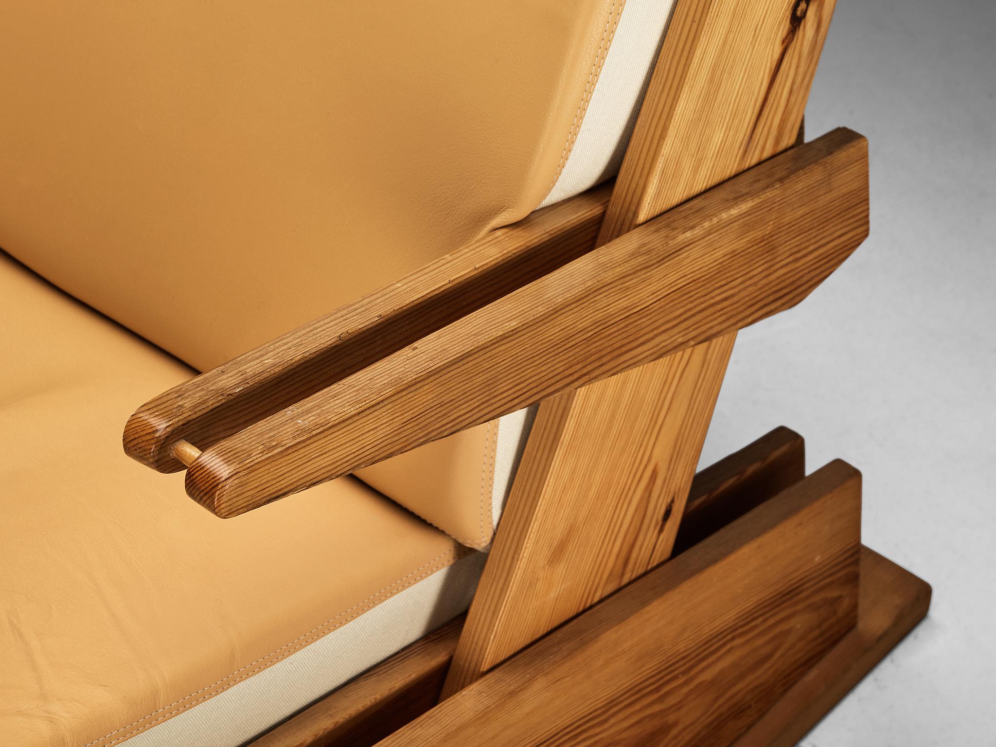 Fauteuil de salon brutaliste en tissu beige camel et pin en vente 3