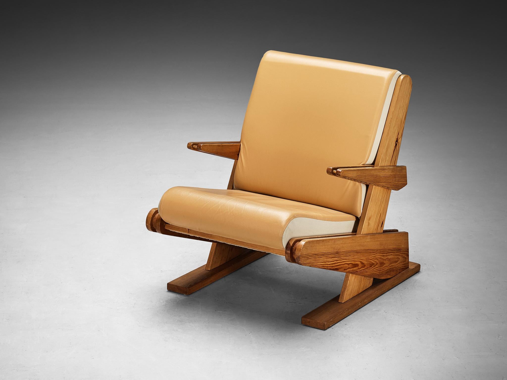 Brutalisme Fauteuil de salon brutaliste en tissu beige camel et pin en vente