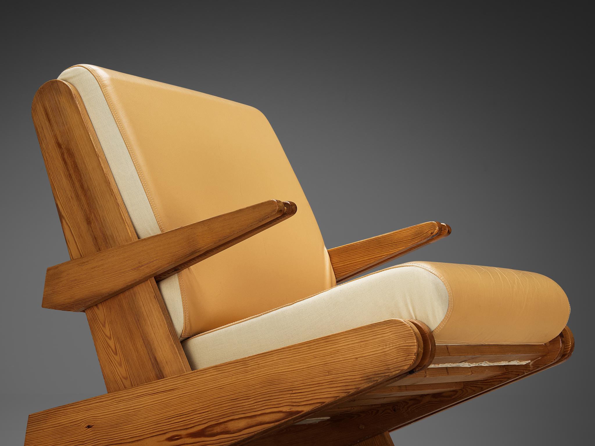 Européen Fauteuil de salon brutaliste en tissu beige camel et pin en vente