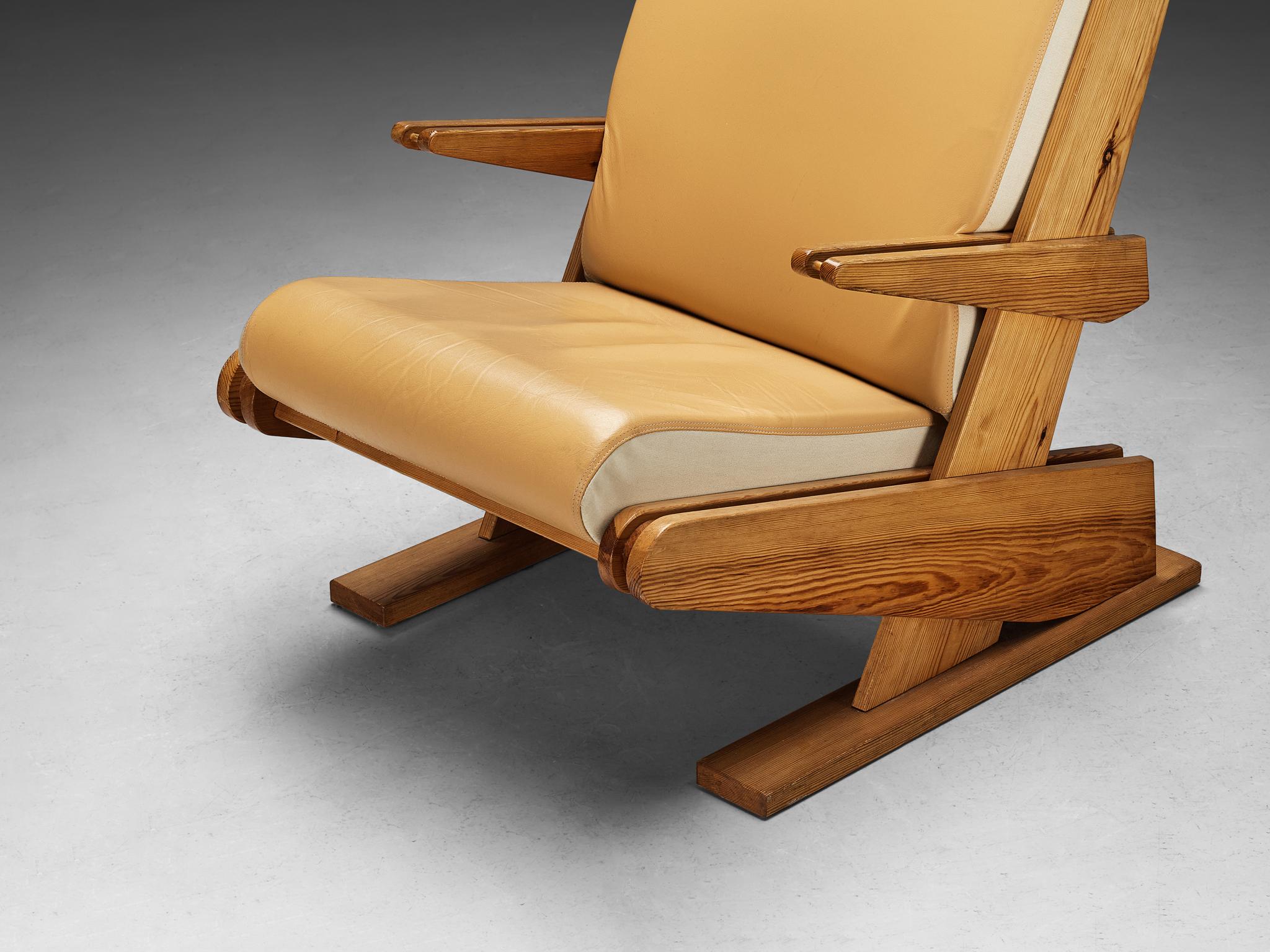 Fin du 20e siècle Fauteuil de salon brutaliste en tissu beige camel et pin en vente