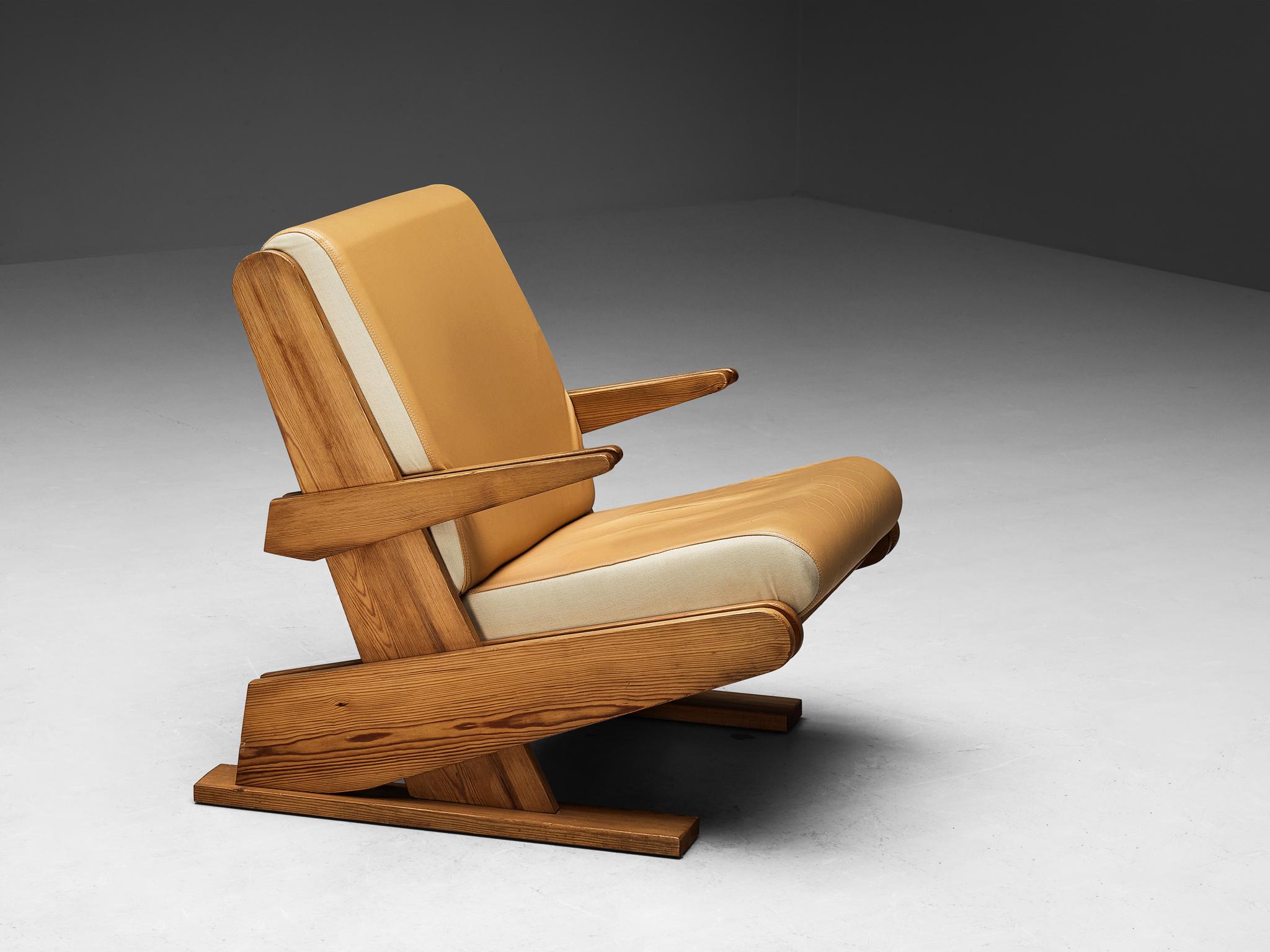 Tissu Fauteuil de salon brutaliste en tissu beige camel et pin en vente