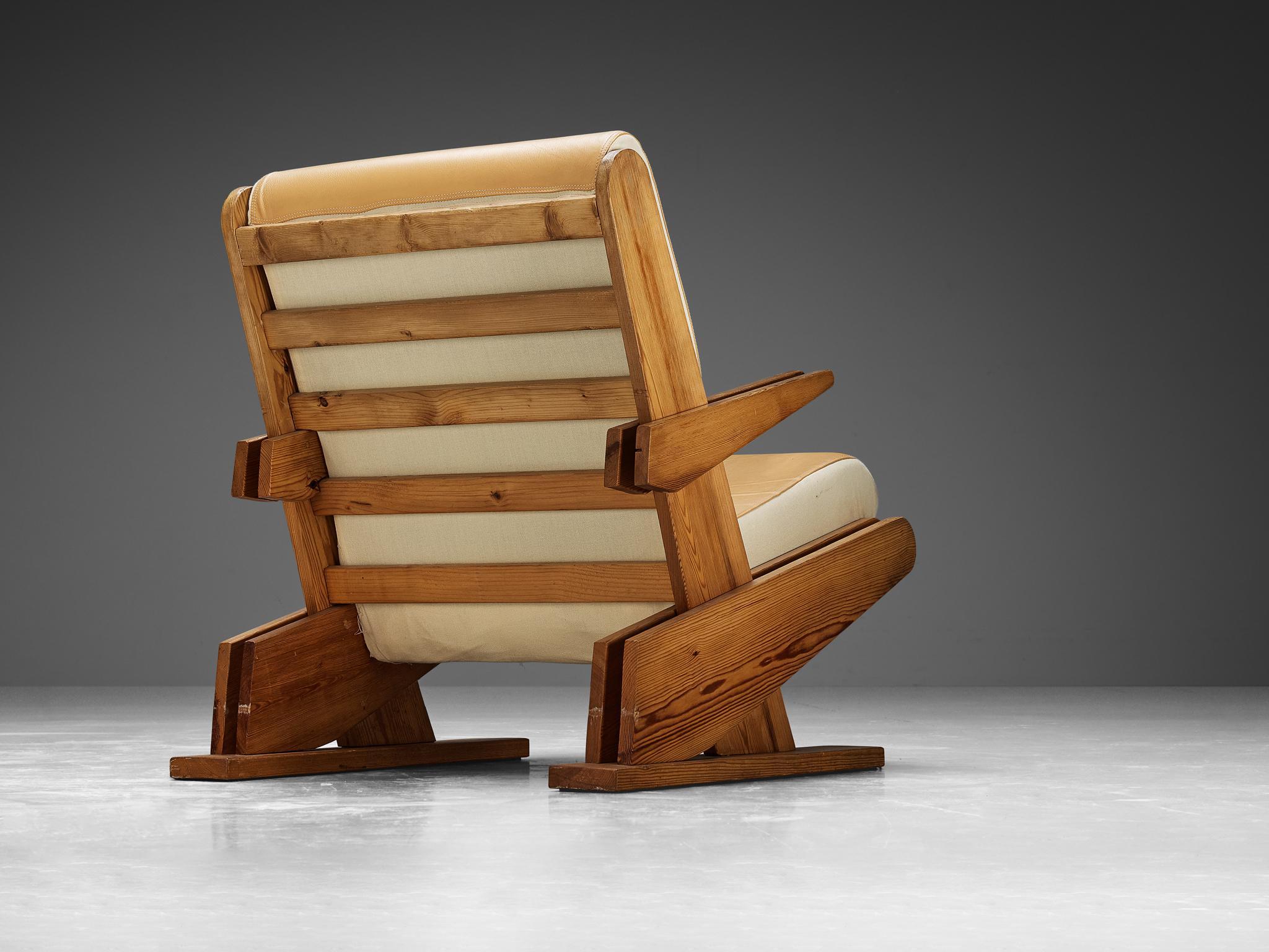 Fauteuil de salon brutaliste en tissu beige camel et pin en vente 1