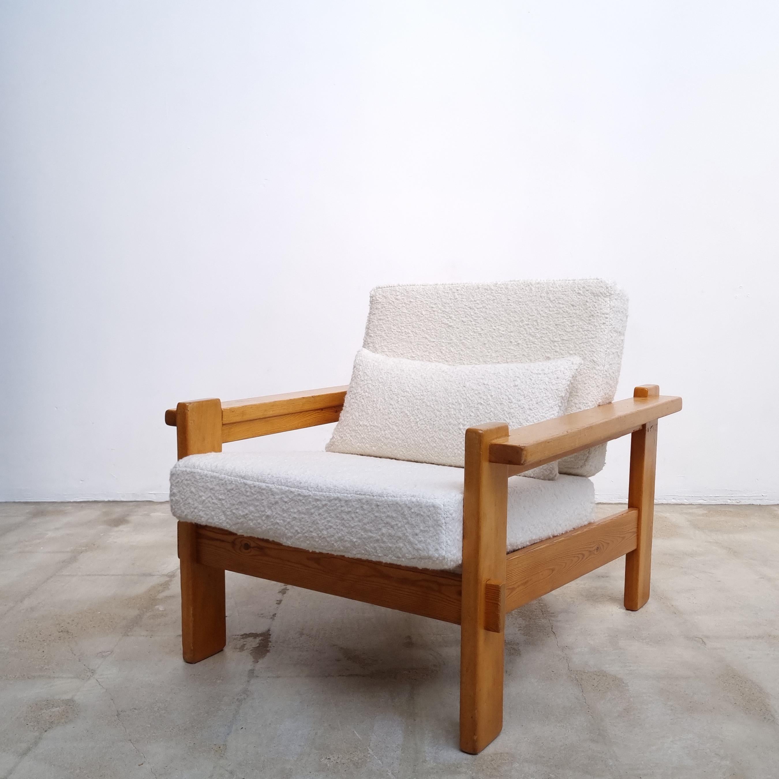 Revival of the Seventies! Lounge chair in solid pine, Denmark, 70s. Cushions reupholstered in new Italian Orsetto bouclé fabric. Very good vintage condition.