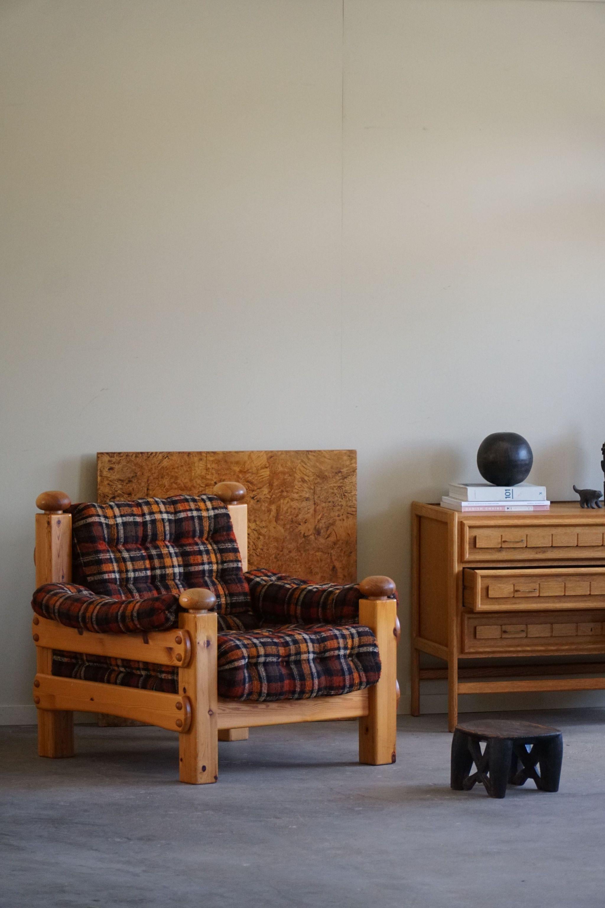 Chaise de salon confortable en pin massif, recouverte d'un tissu vintage. 
Attribué au designer suédois Sven Larsson. Fabriqué dans les années 1970.
Cette charmante chaise longue s'accordera avec de nombreux styles d'intérieur. Une décoration