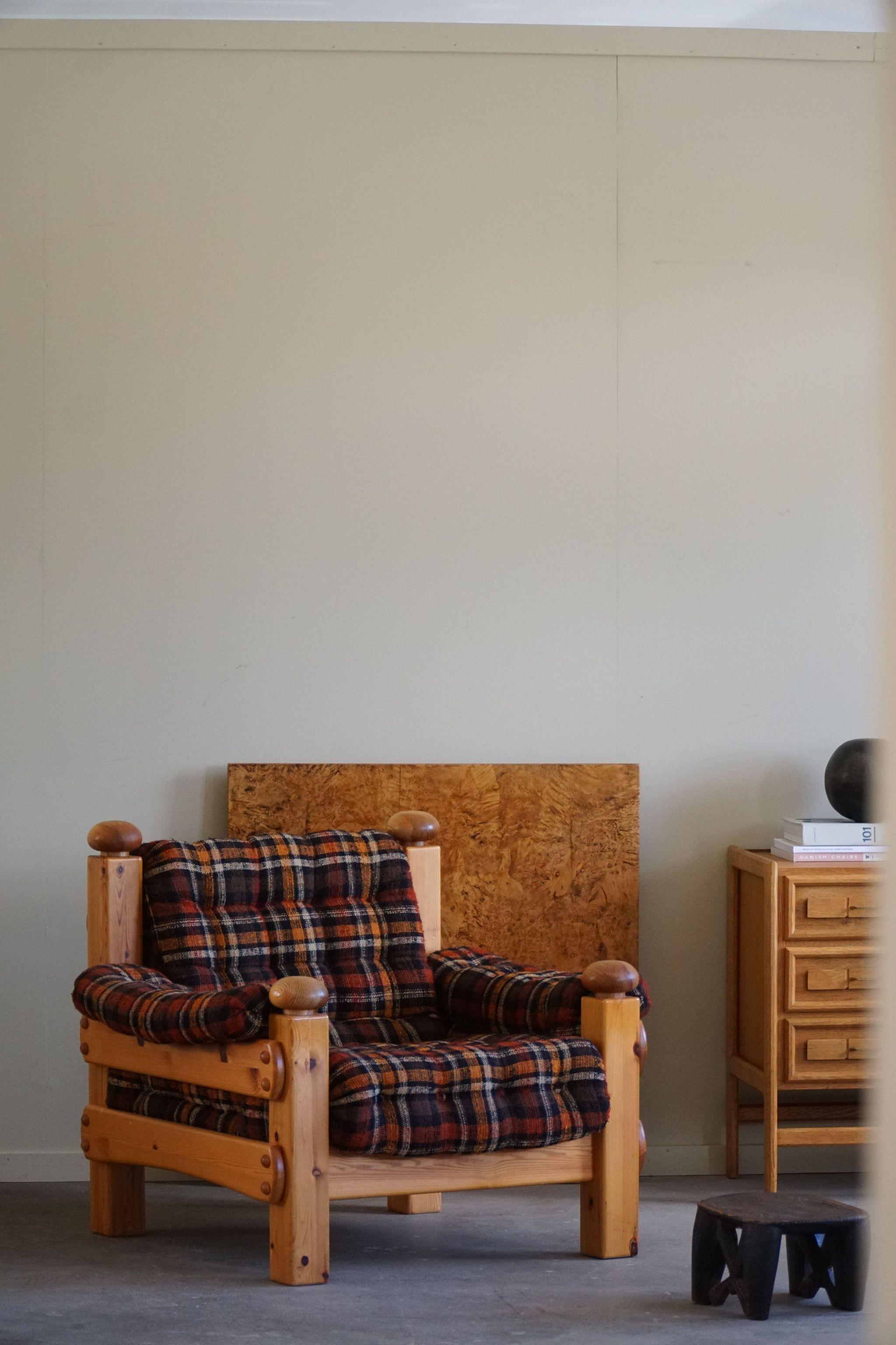 Tissu Fauteuil de salon brutaliste en pin massif, moderne suédois, fabriqué dans les années 1970 en vente