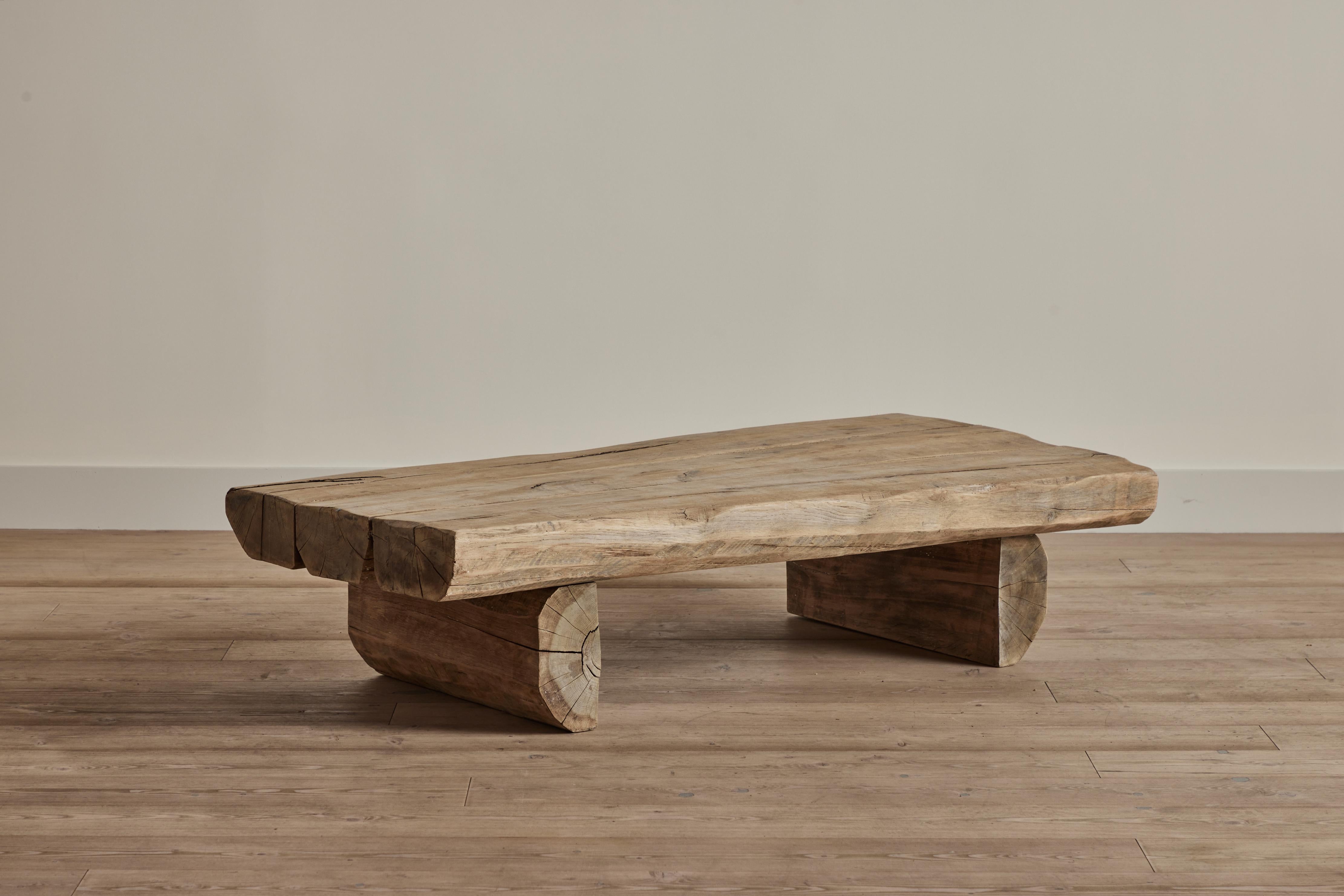 Table basse brutaliste en bois rustique du Danemark circa 1960. L'usure du bois correspond à l'âge et à l'utilisation. 