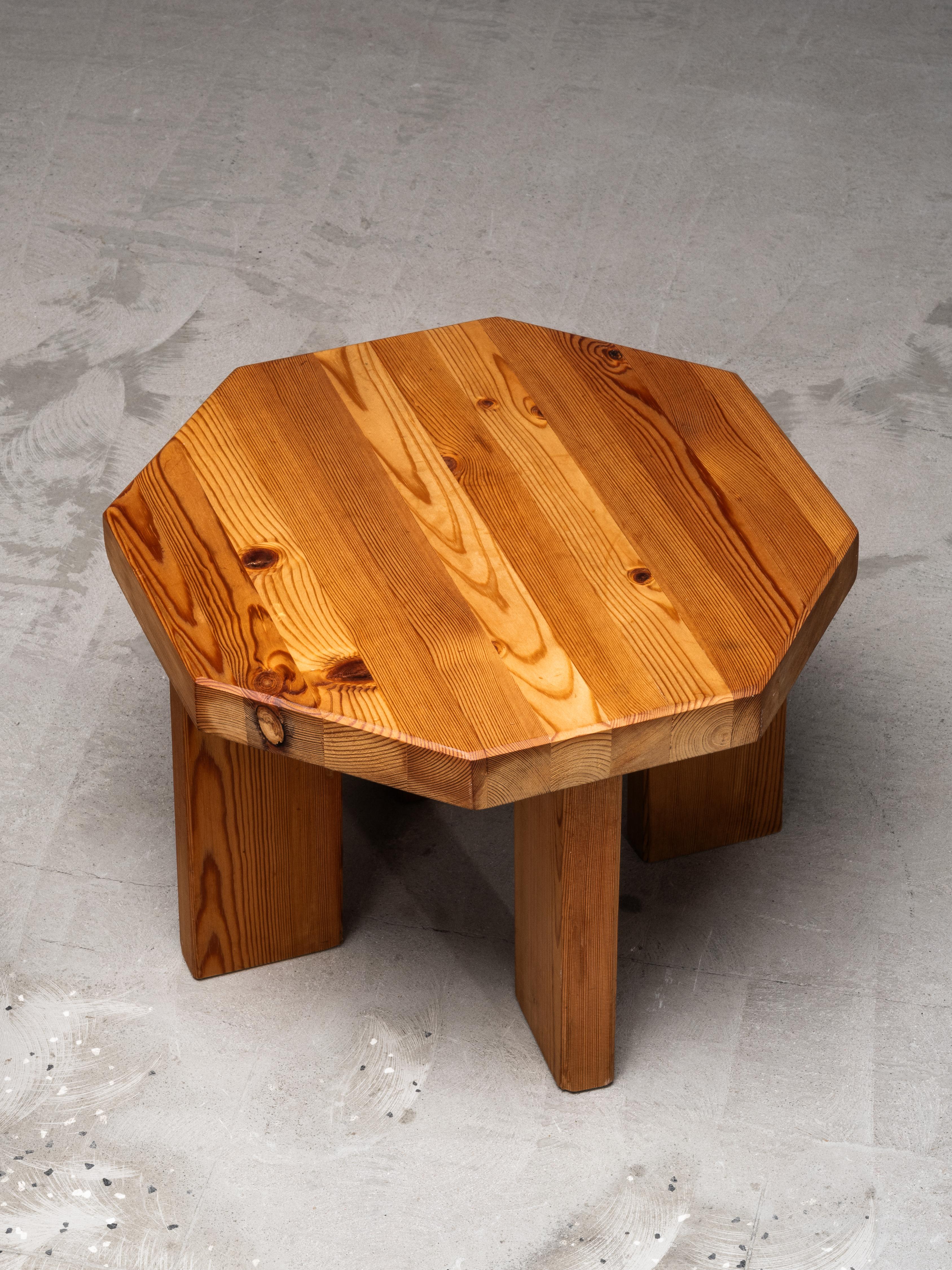 Brutalist Low Pine Stools or Side Tables, 1970s, Set of 2 In Good Condition For Sale In Karis, Nyland