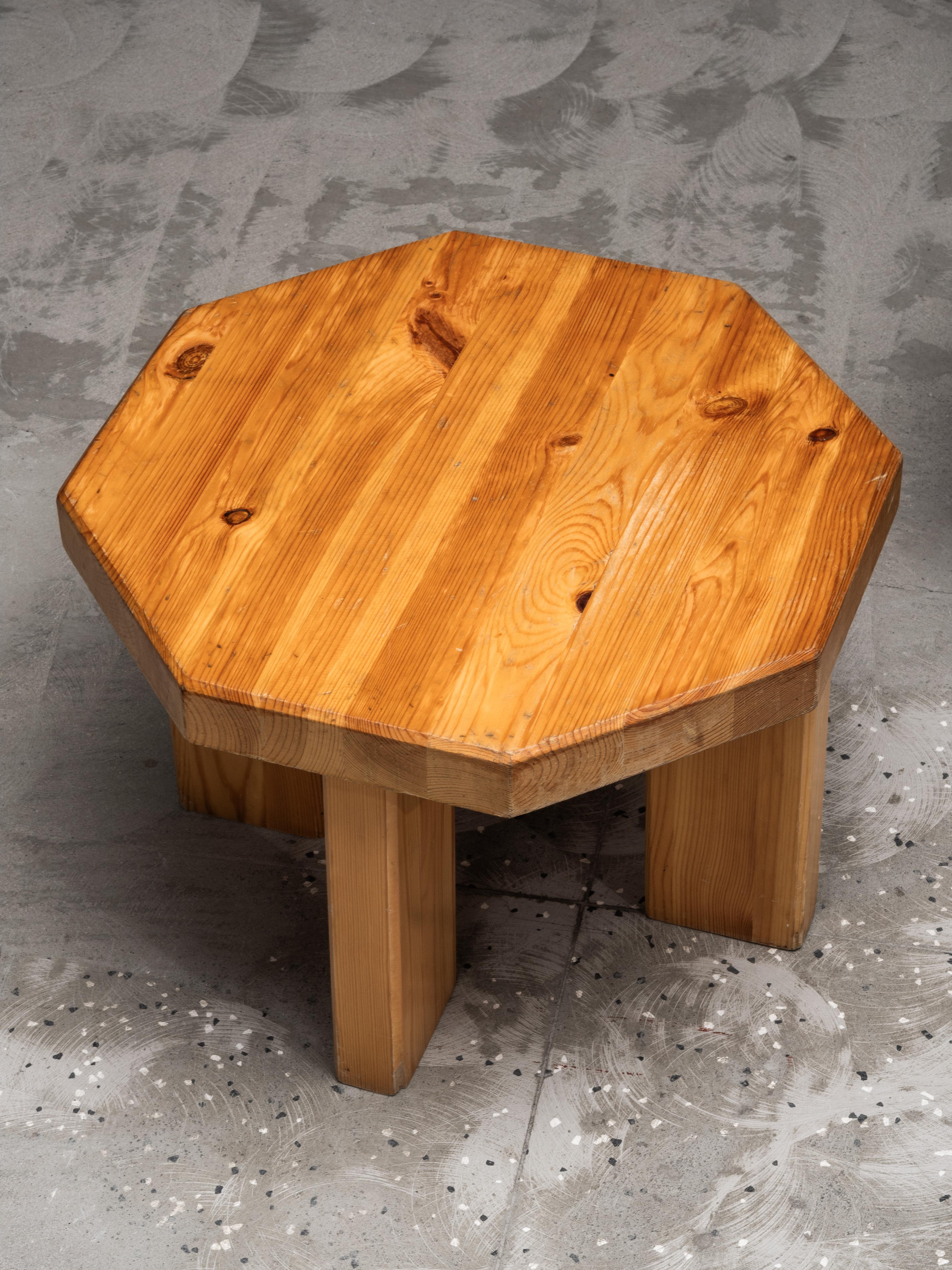 Late 20th Century Brutalist Low Pine Stools or Side Tables, 1970s, Set of 2 For Sale