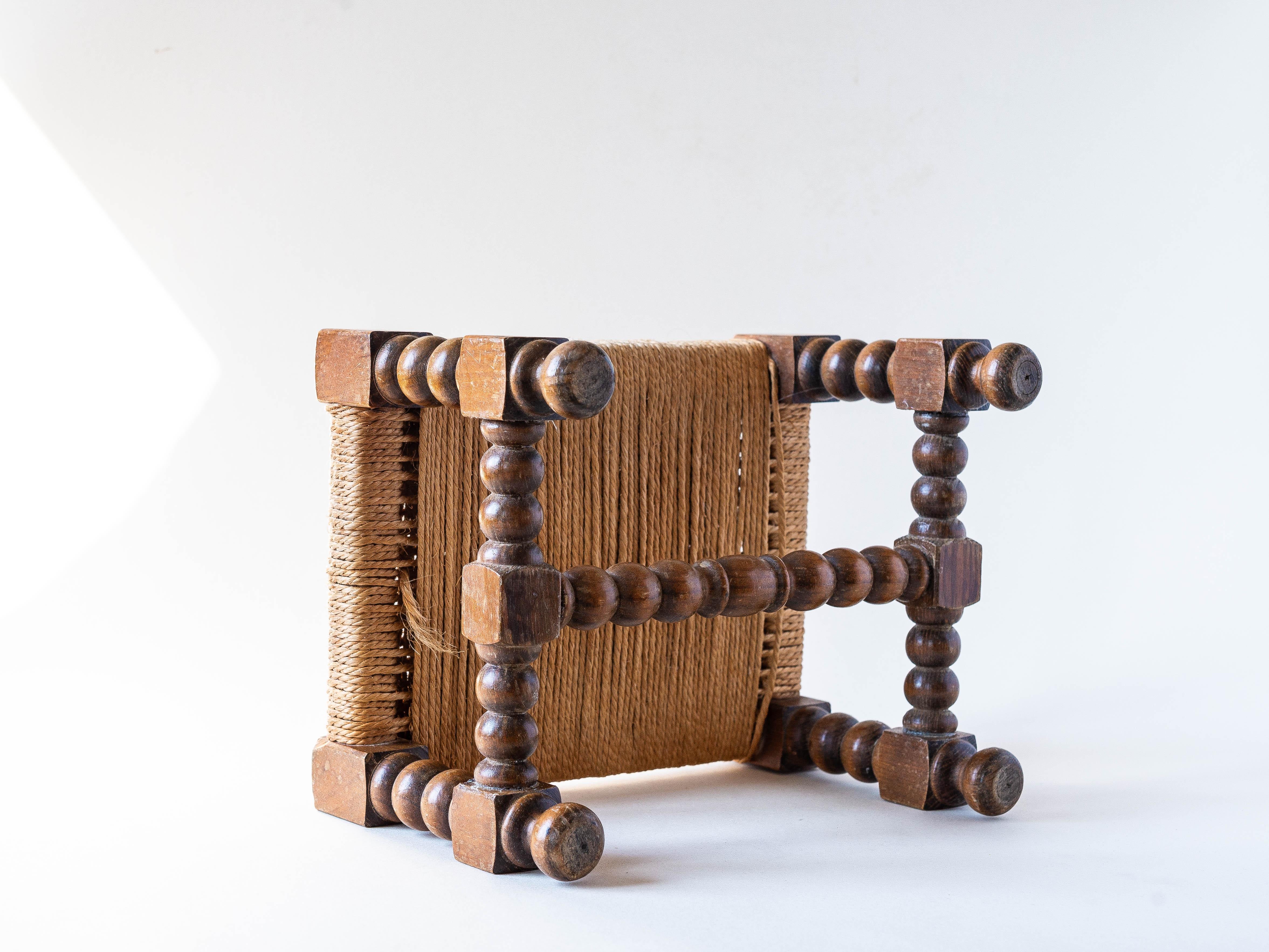 Brutalistischer niedriger Hocker aus geflochtenem Seil auf Holz Frankreich 1960er Jahre (Jute) im Angebot