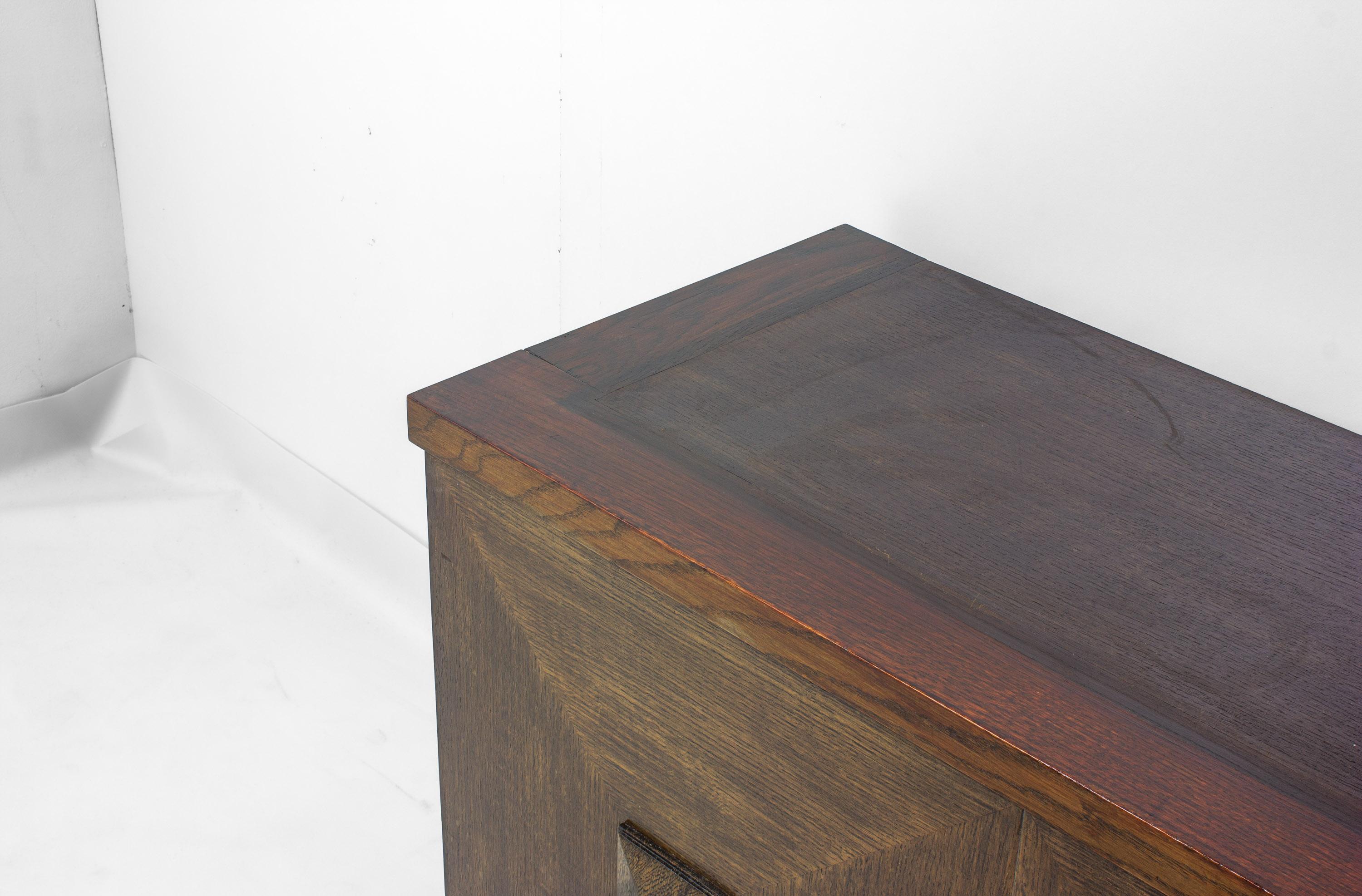 Brutalistisches Lowboard aus dunkel gebeizter Eiche, Belgien 1970er im Angebot 4