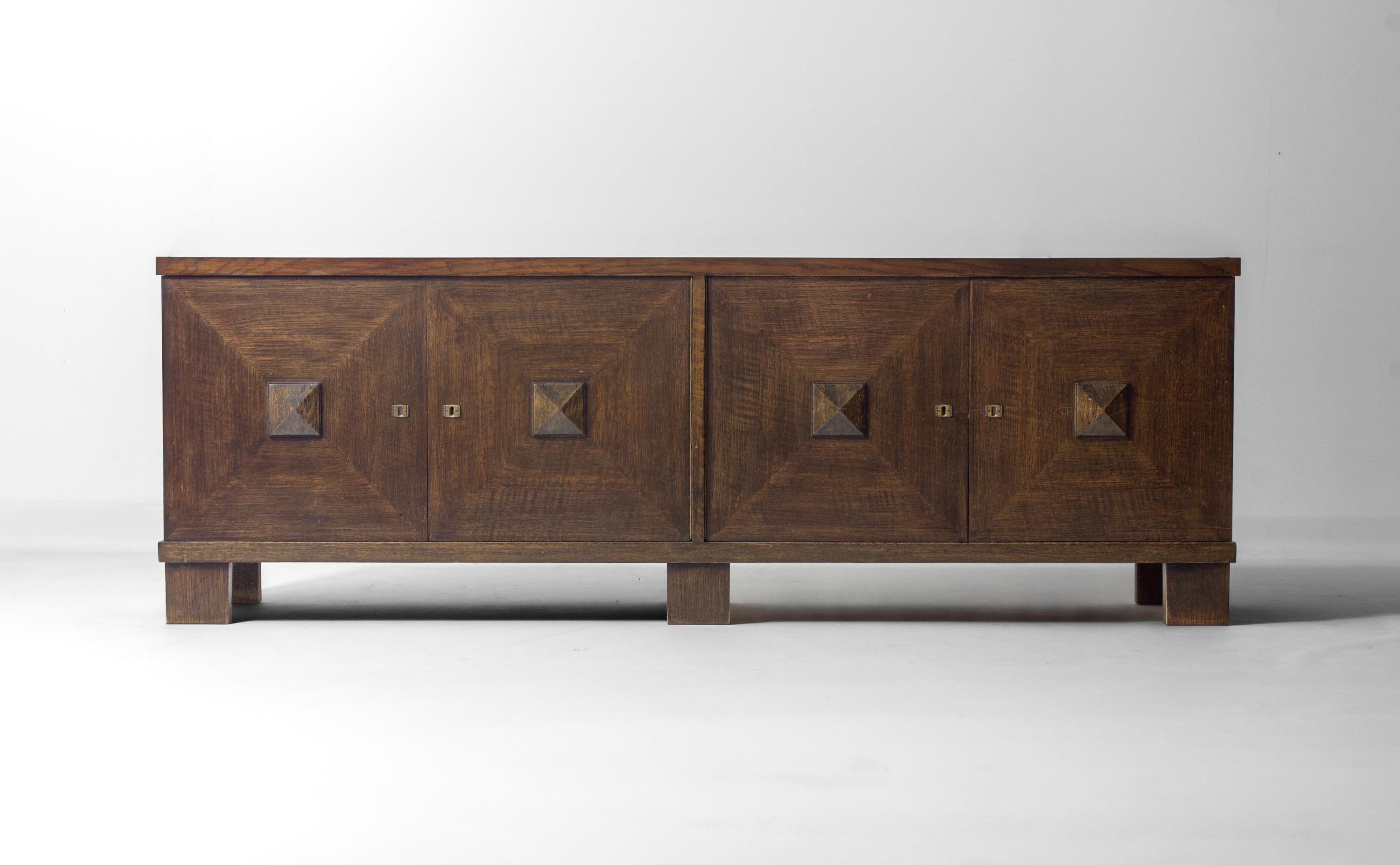 Brutalistisches Lowboard aus dunkel gebeizter Eiche, Belgien 1970er (Brutalismus) im Angebot