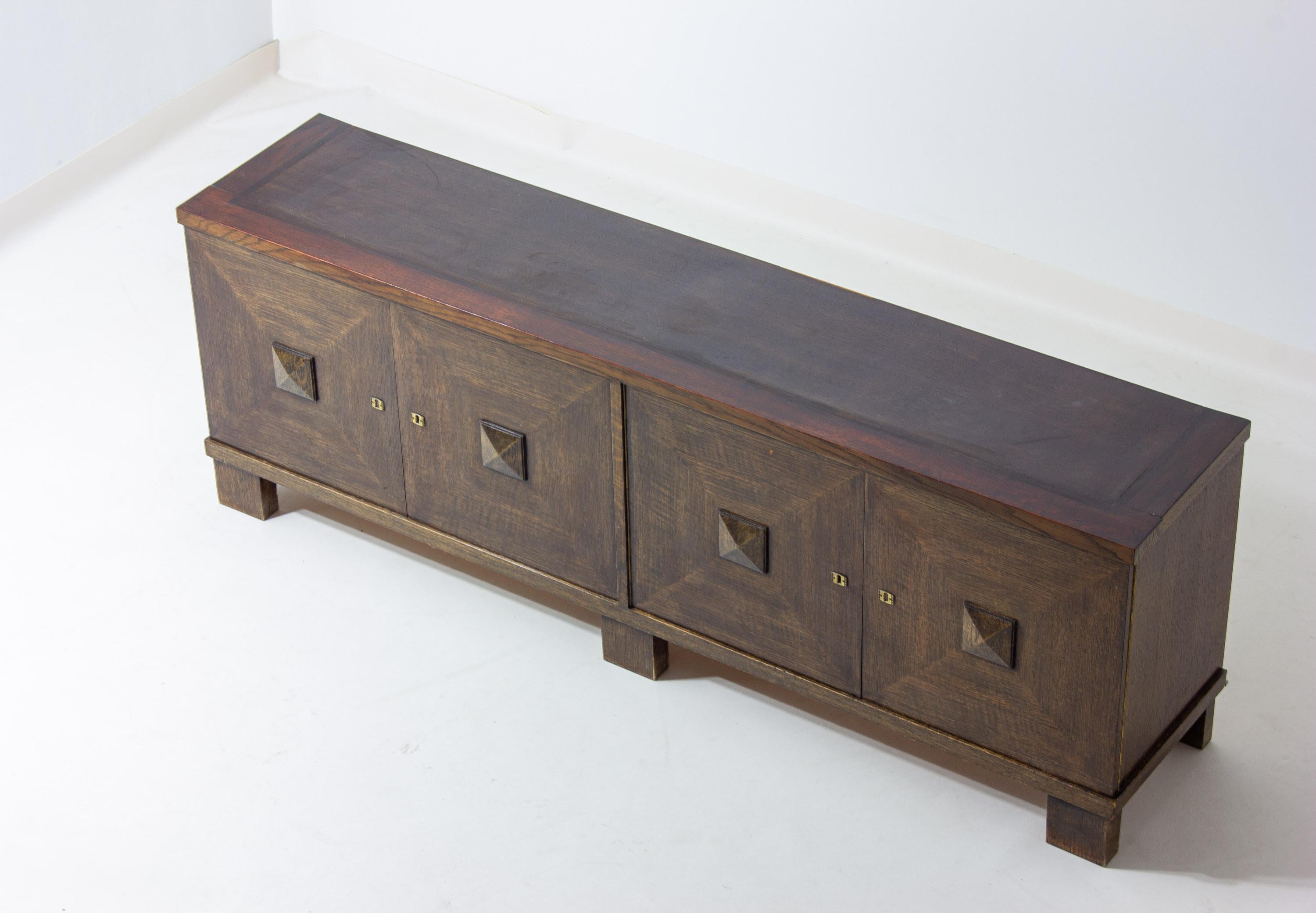 Brutalistisches Lowboard aus dunkel gebeizter Eiche, Belgien 1970er (Belgisch) im Angebot