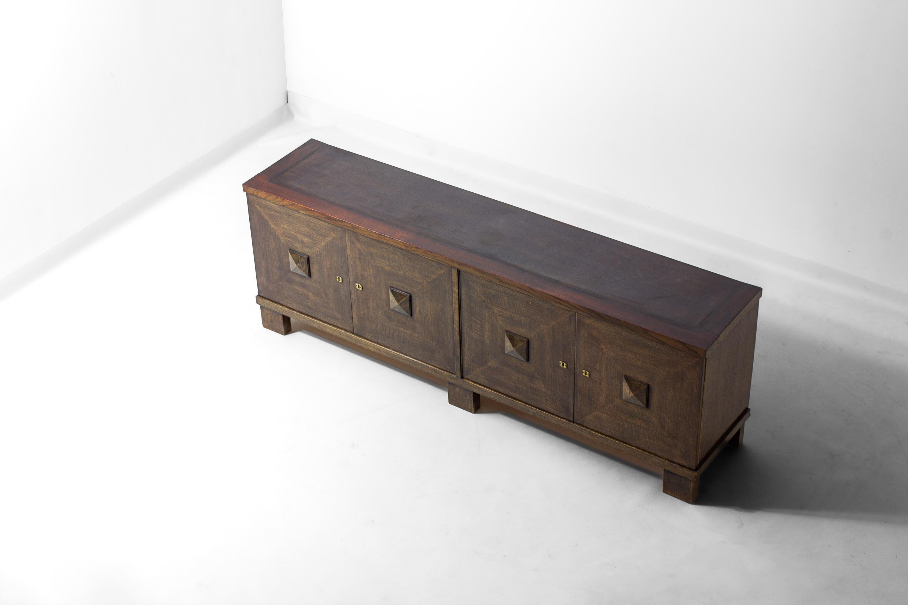 Brutalistisches Lowboard aus dunkel gebeizter Eiche, Belgien 1970er im Zustand „Gut“ im Angebot in Antwerpen, VAN