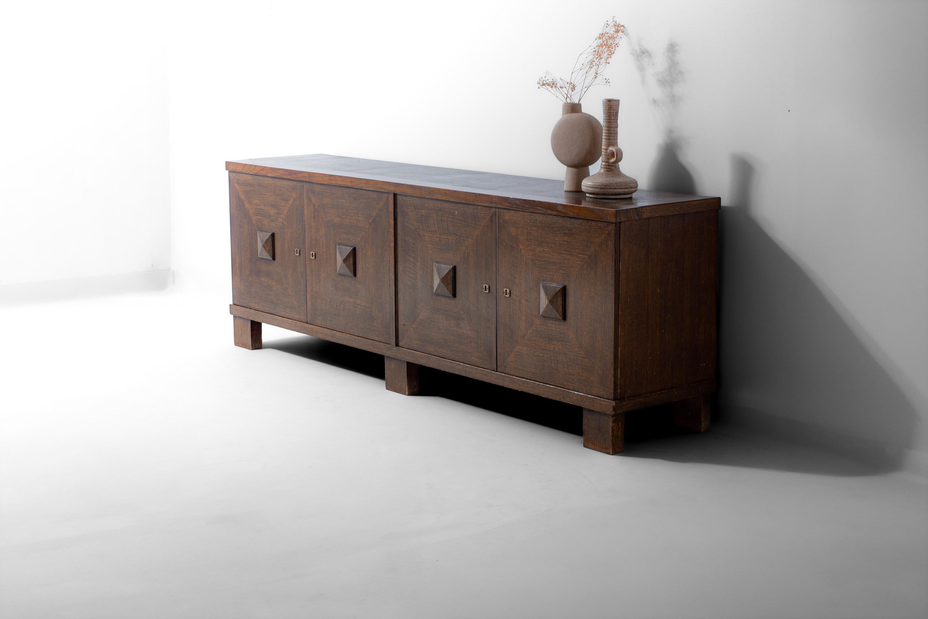 Brutalistisches Lowboard aus dunkel gebeizter Eiche, Belgien 1970er (Ende des 20. Jahrhunderts) im Angebot