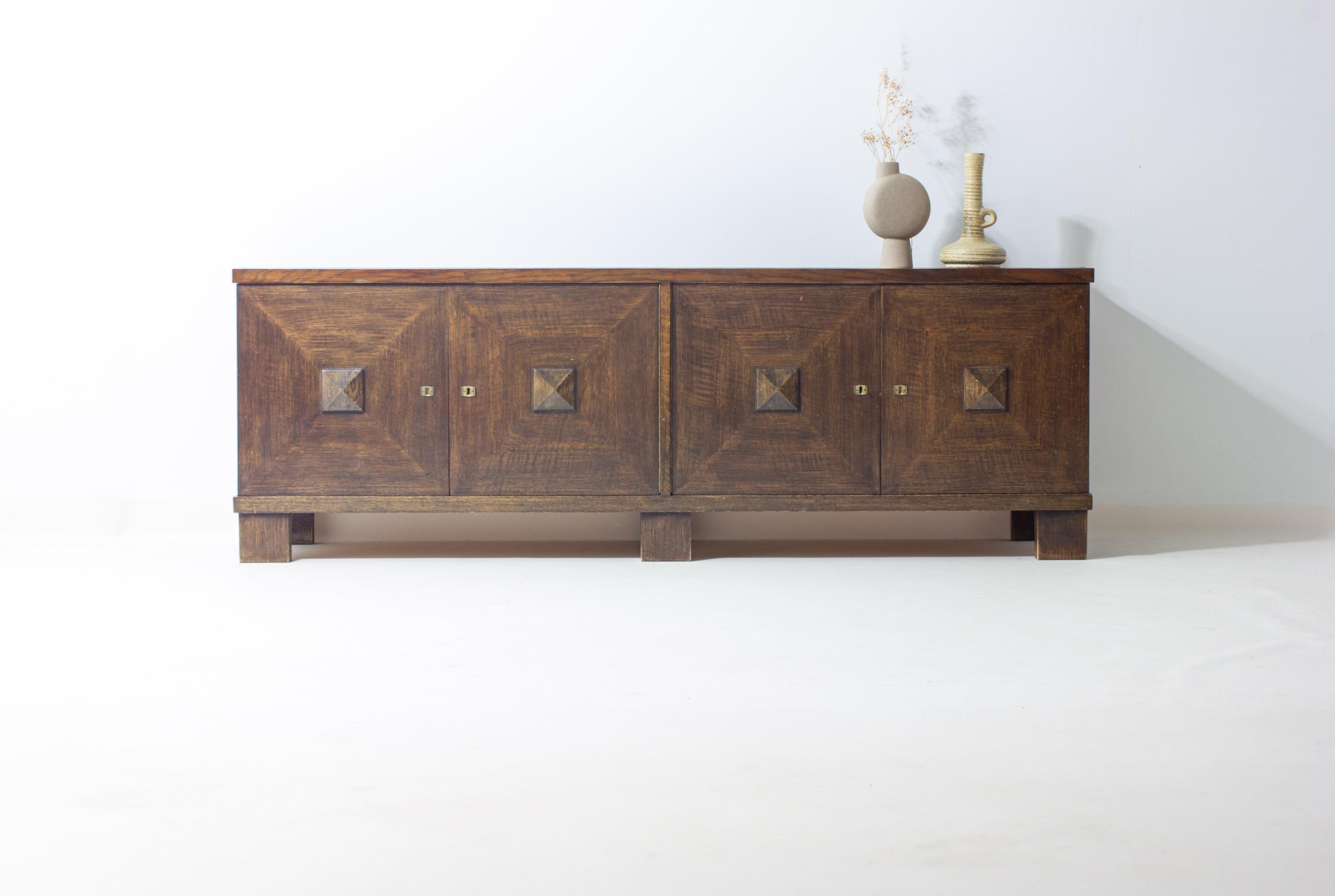 Brutalistisches Lowboard aus dunkel gebeizter Eiche, Belgien 1970er (Eichenholz) im Angebot