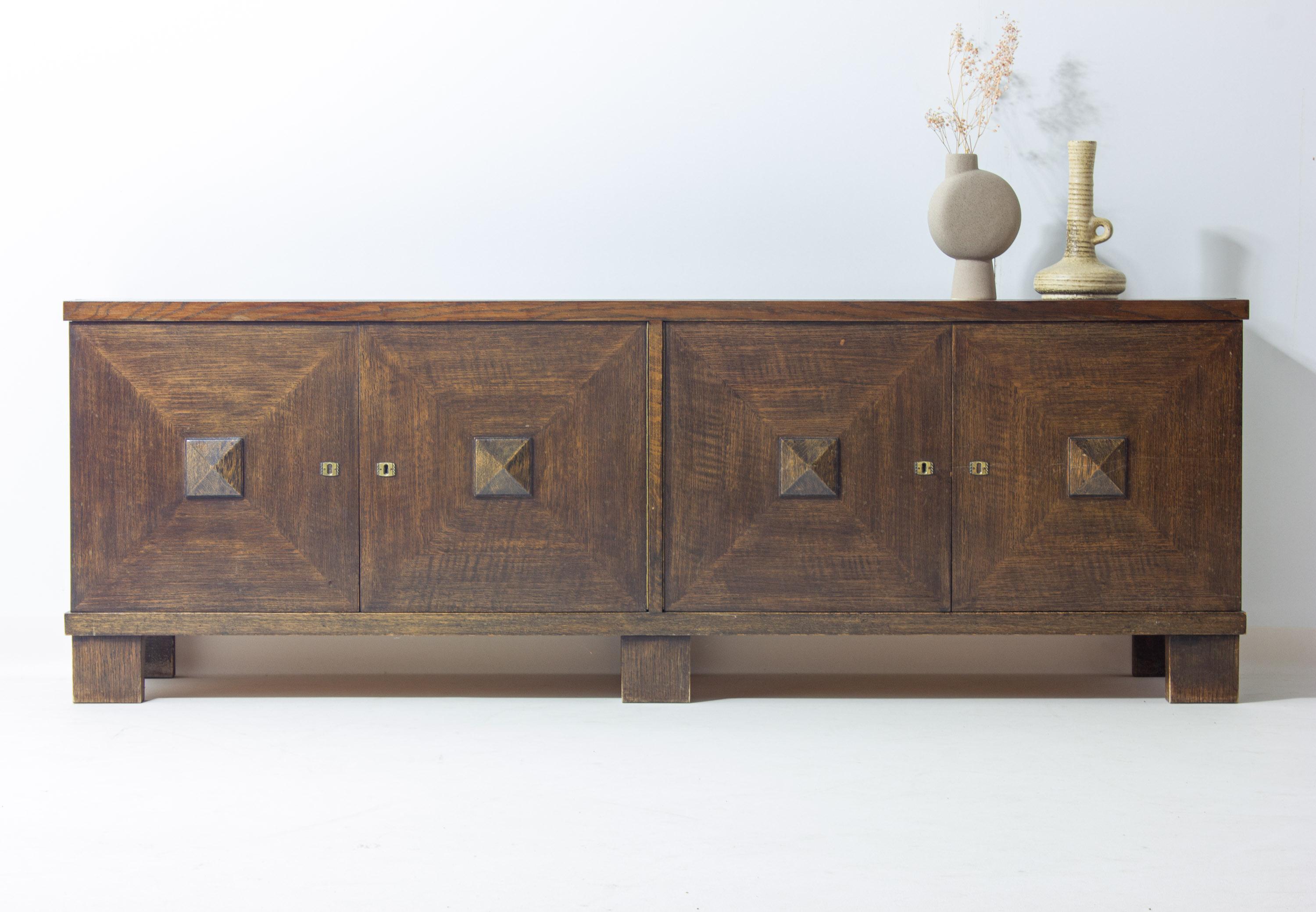 Brutalistisches Lowboard aus dunkel gebeizter Eiche, Belgien 1970er im Angebot 1