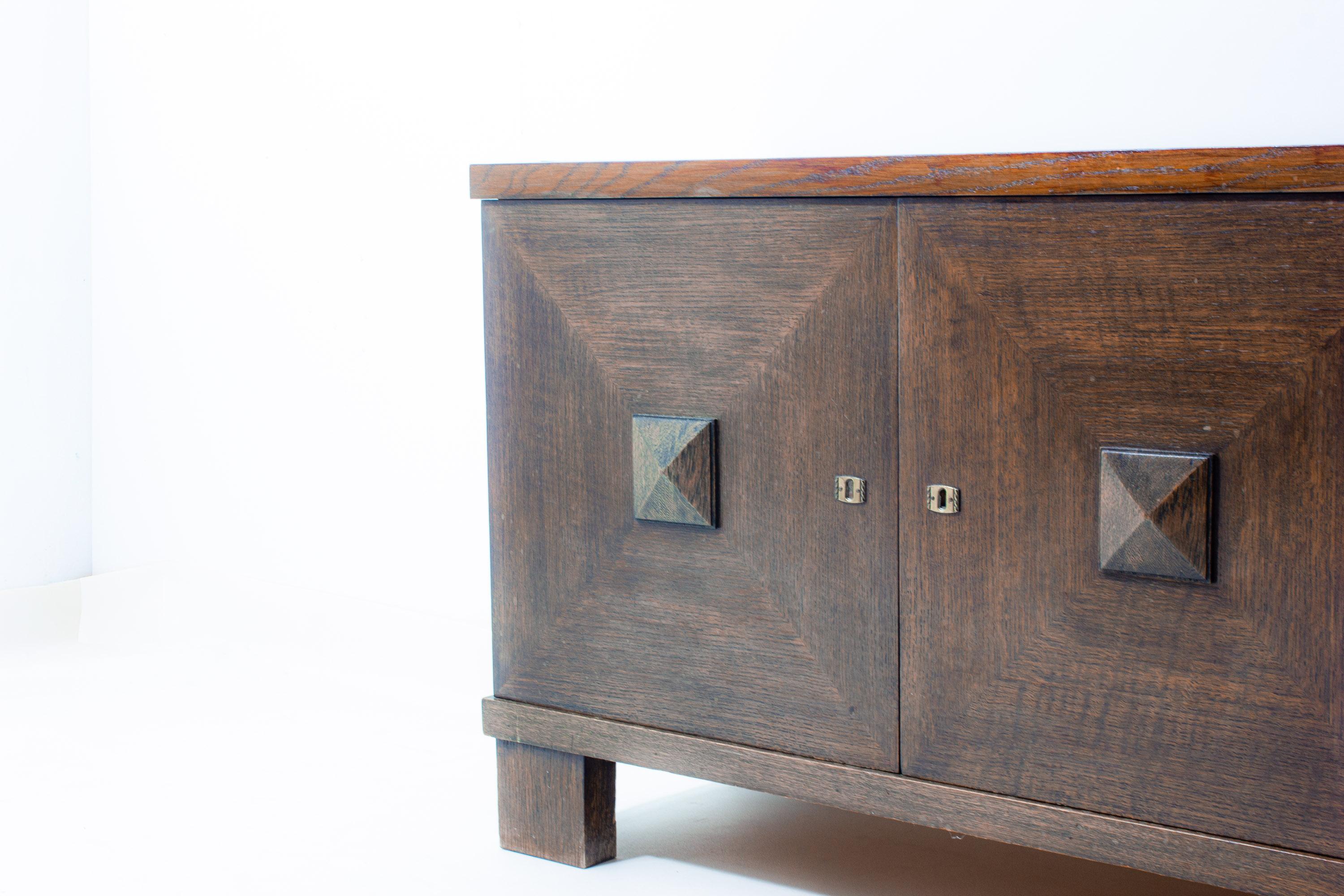 Brutalistisches Lowboard aus dunkel gebeizter Eiche, Belgien 1970er im Angebot 2