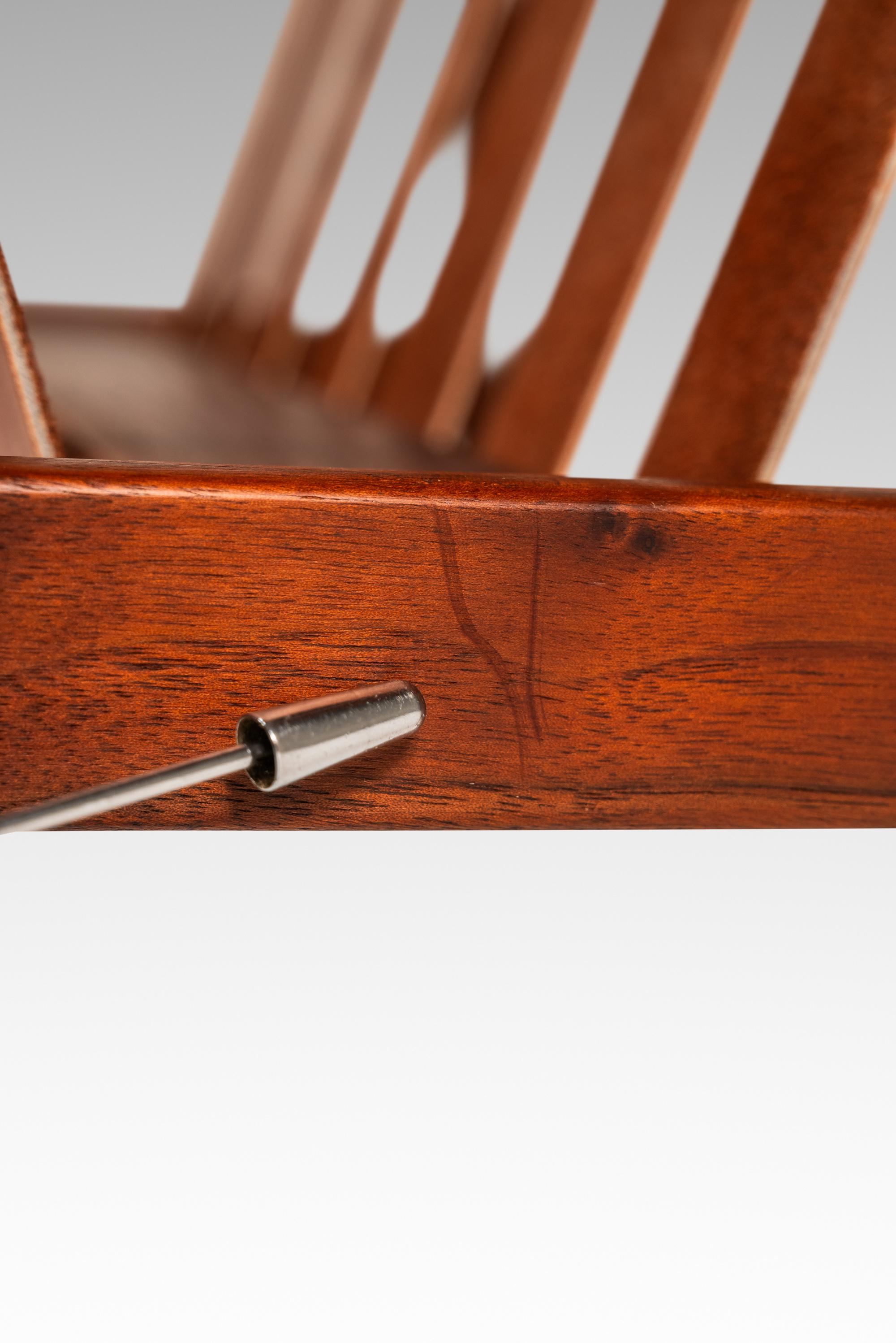 Brutalist Magazine Rack in Solid Teak with Leather Straps, Denmark, c. 1960s For Sale 10